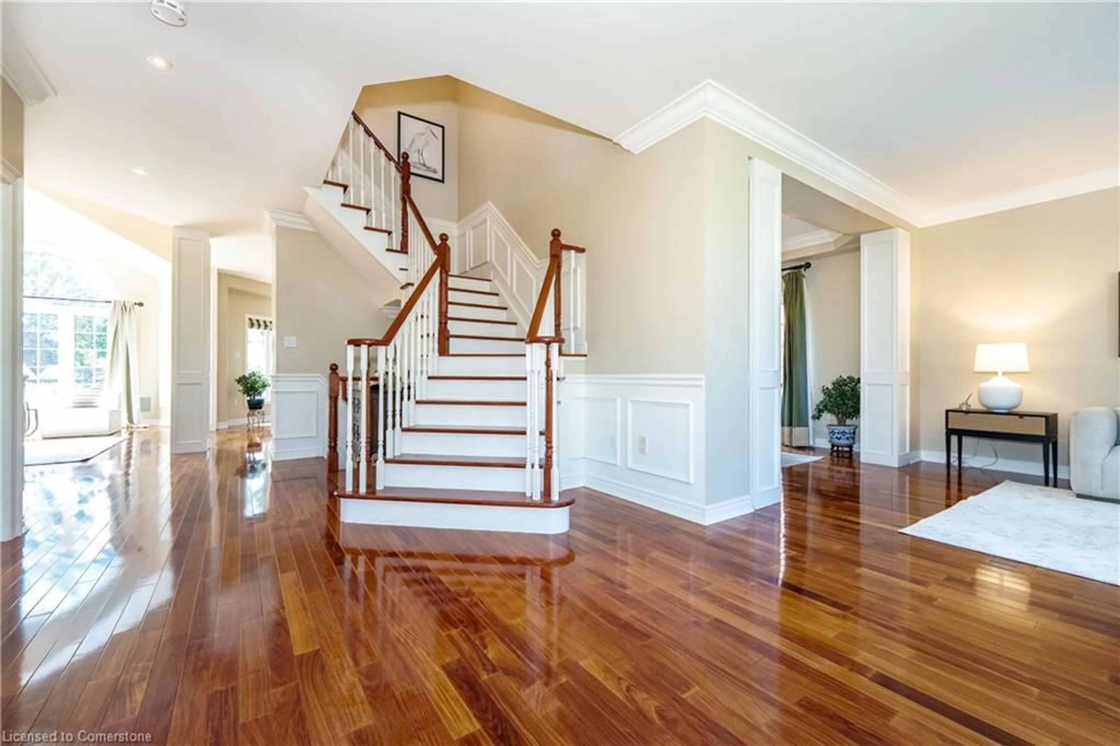 Indoor foyer for 4286 Clubview Dr, Burlington Ontario L7M 4X1
