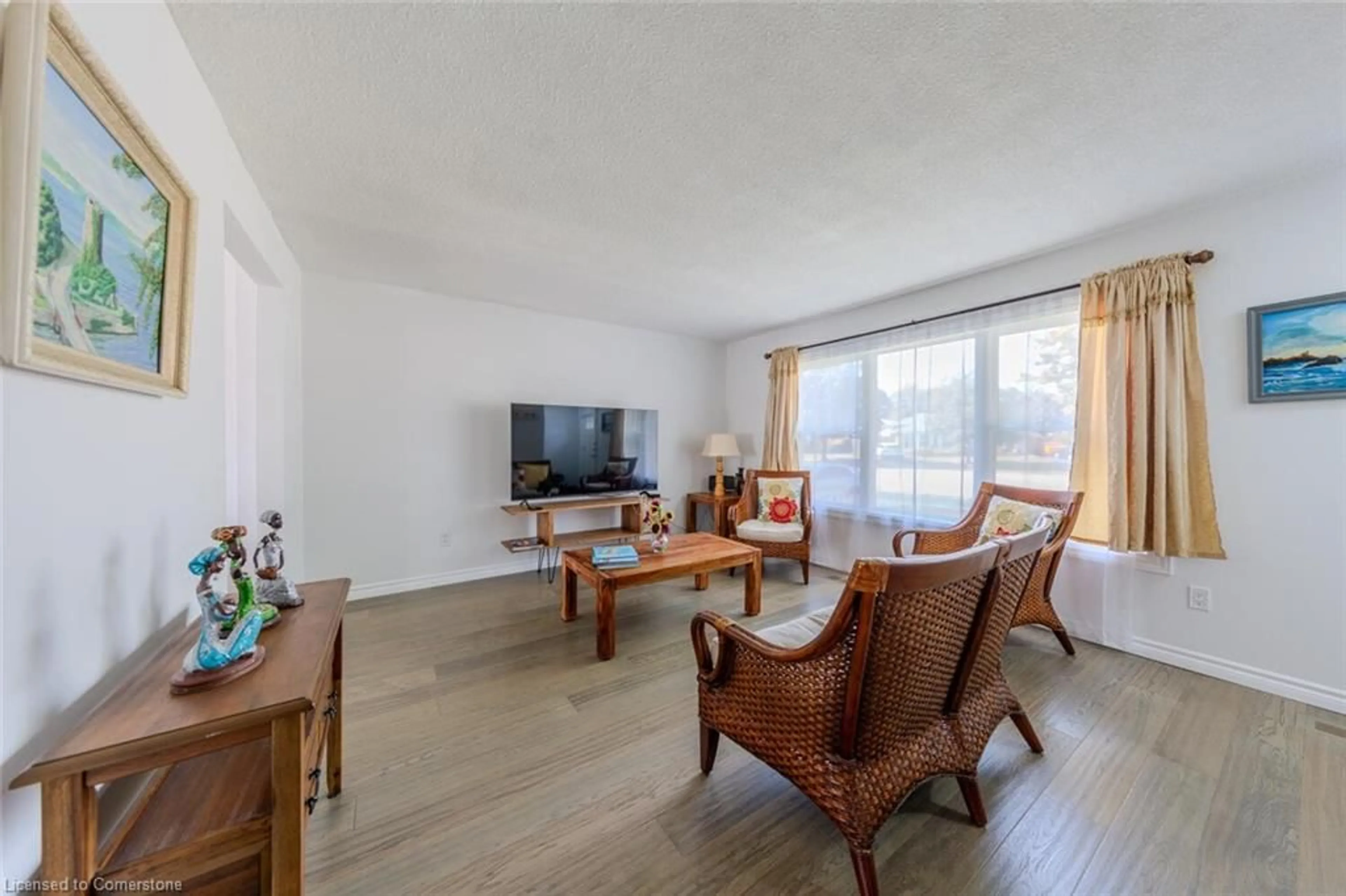 Living room with furniture, wood/laminate floor for 56 Raleigh Crt, Hamilton Ontario L8W 1H1