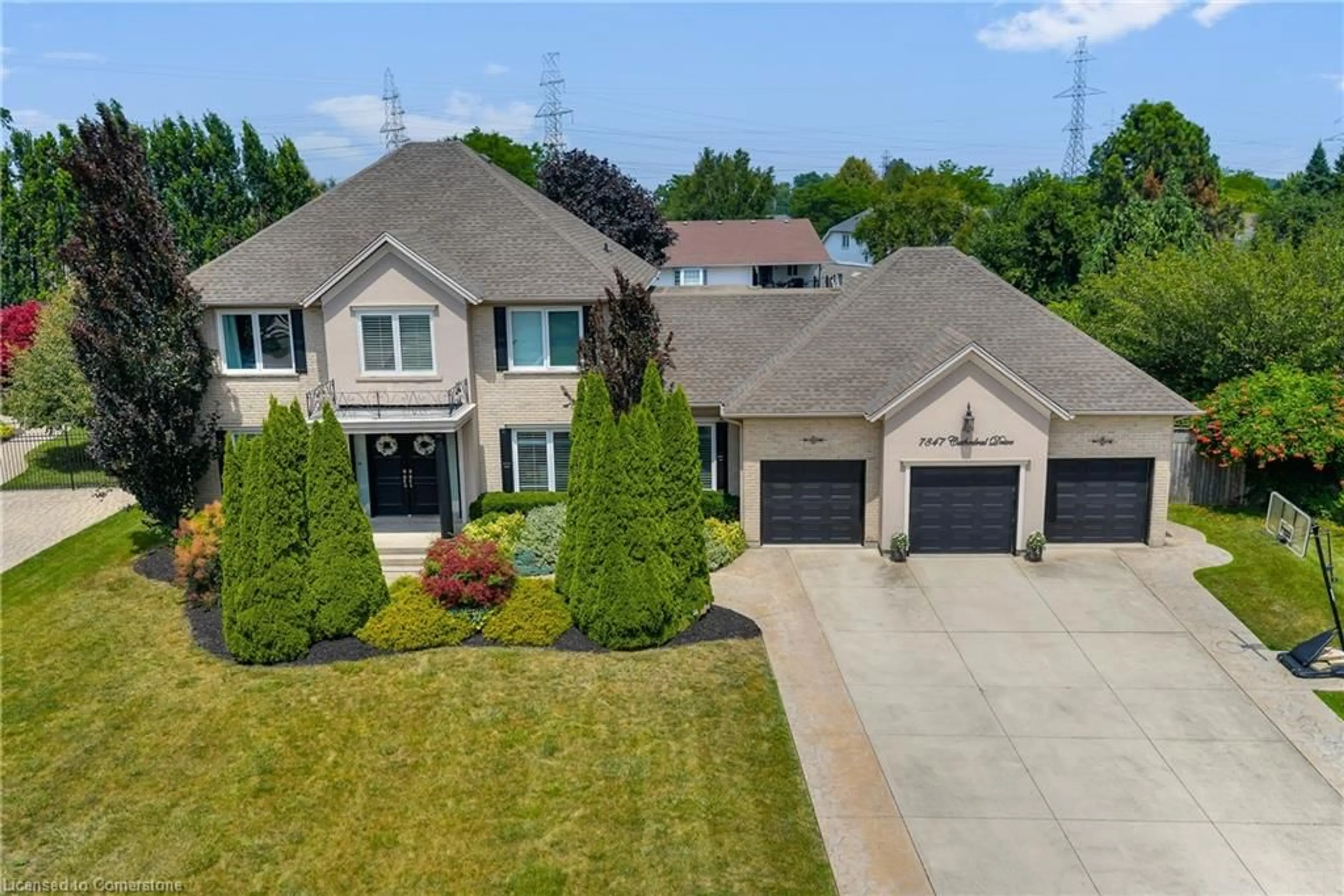 A pic from outside/outdoor area/front of a property/back of a property/a pic from drone, street for 7847 Cathedral Dr, Niagara Falls Ontario L2H 2Z3