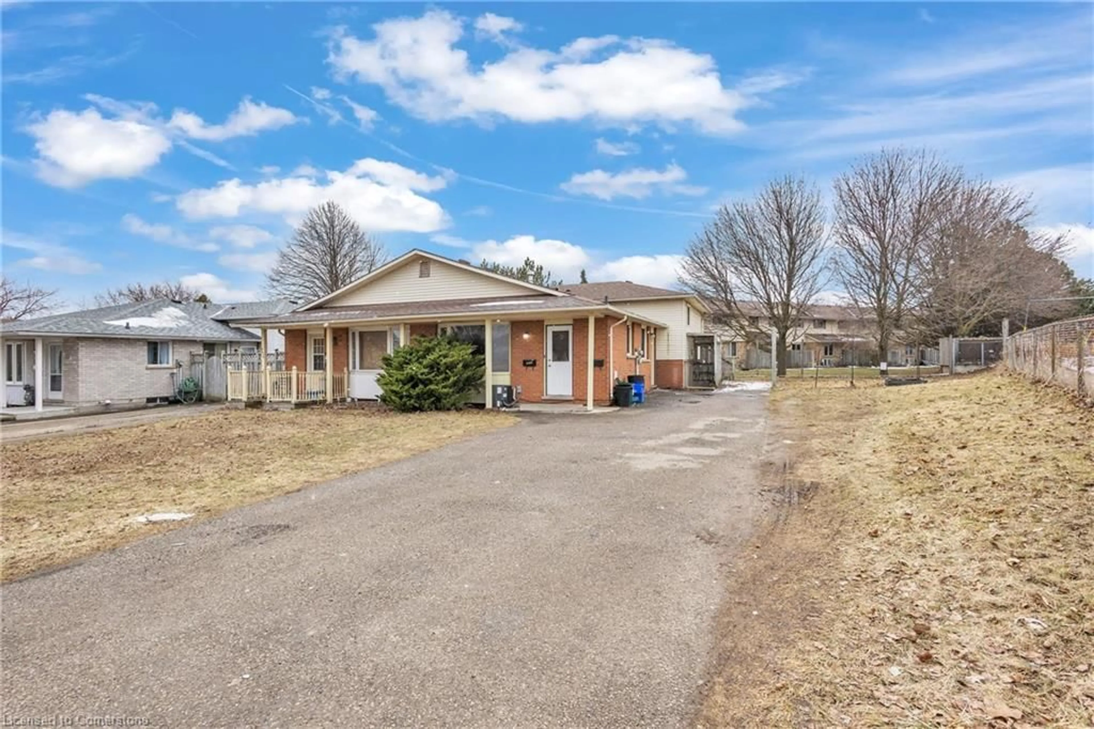 A pic from outside/outdoor area/front of a property/back of a property/a pic from drone, street for 501 Kingscourt Dr #B, Waterloo Ontario N2K 2X9