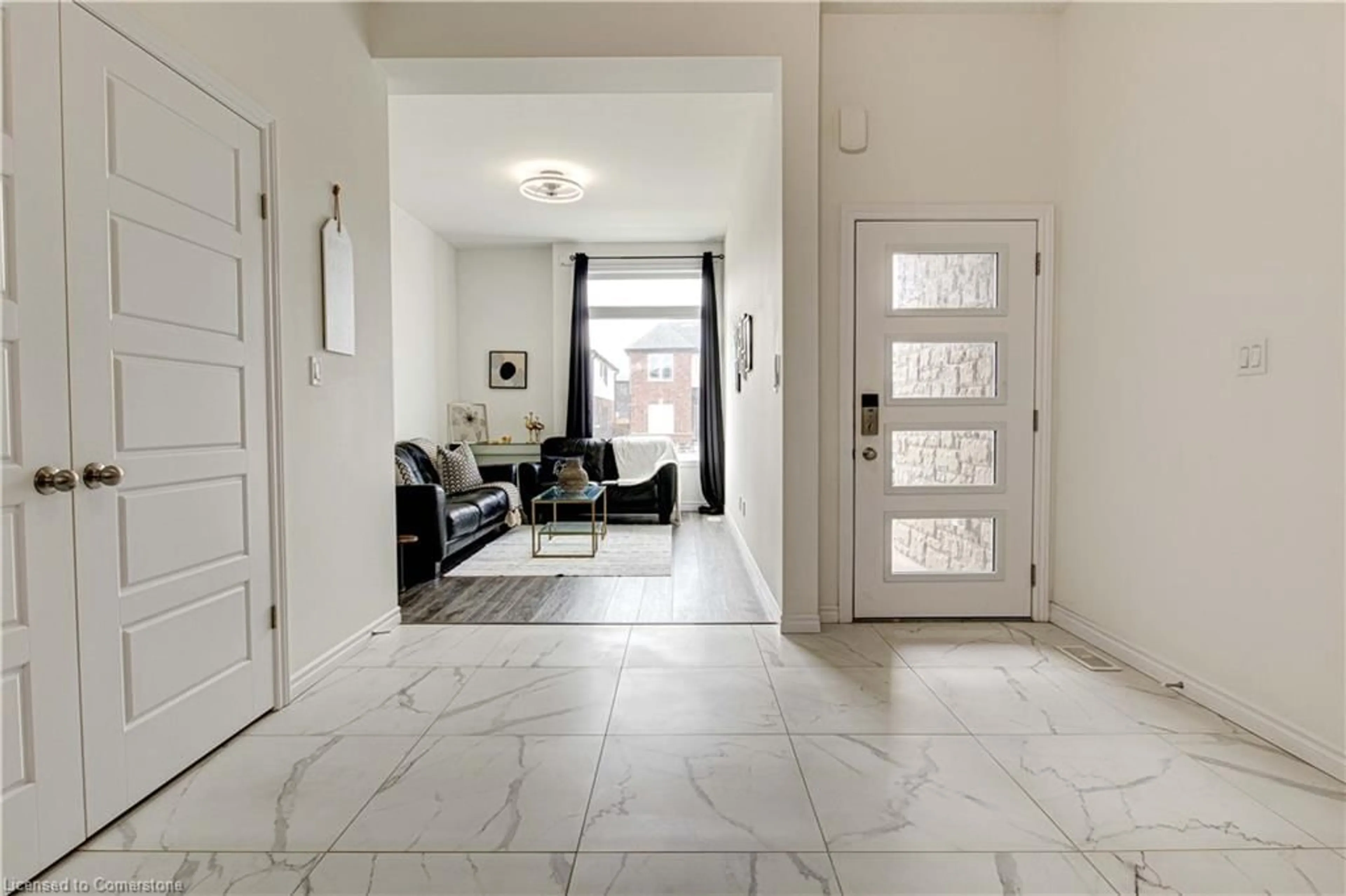 Indoor foyer for 28 Sass Cres, Paris Ontario N3L 0E9
