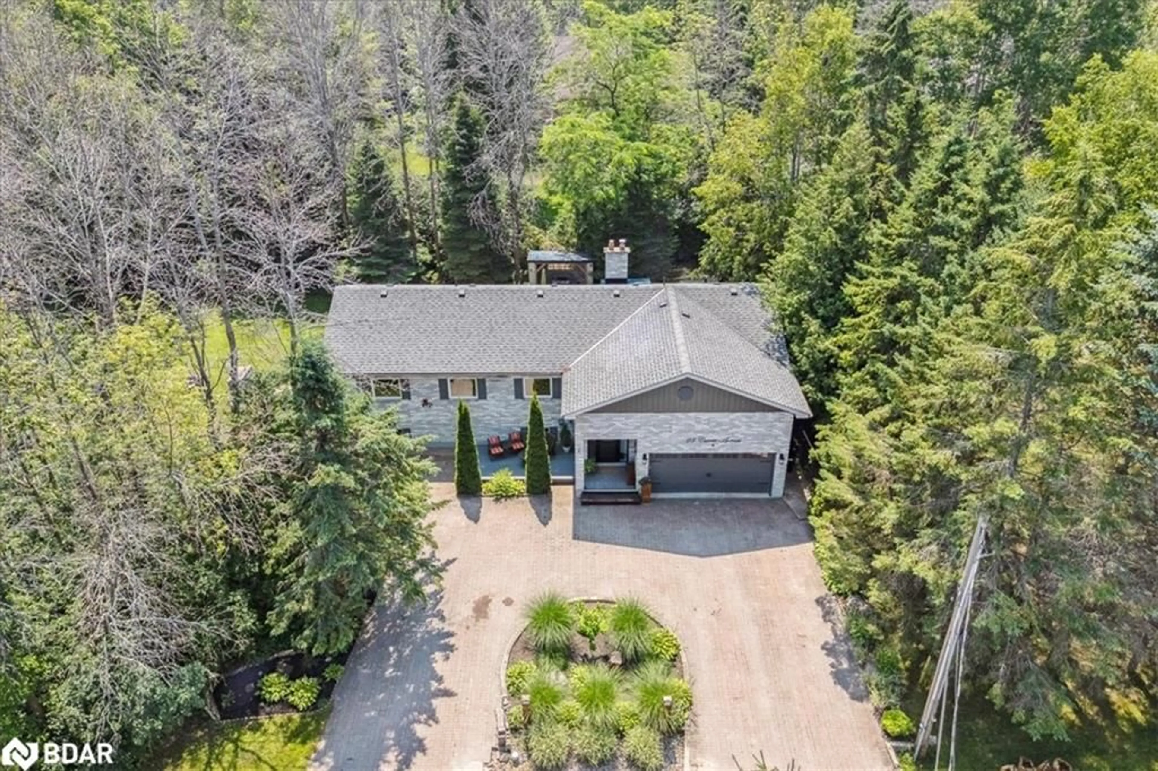 A pic from outside/outdoor area/front of a property/back of a property/a pic from drone, unknown for 28 Currie Ave, Collingwood Ontario L9Y 0X2