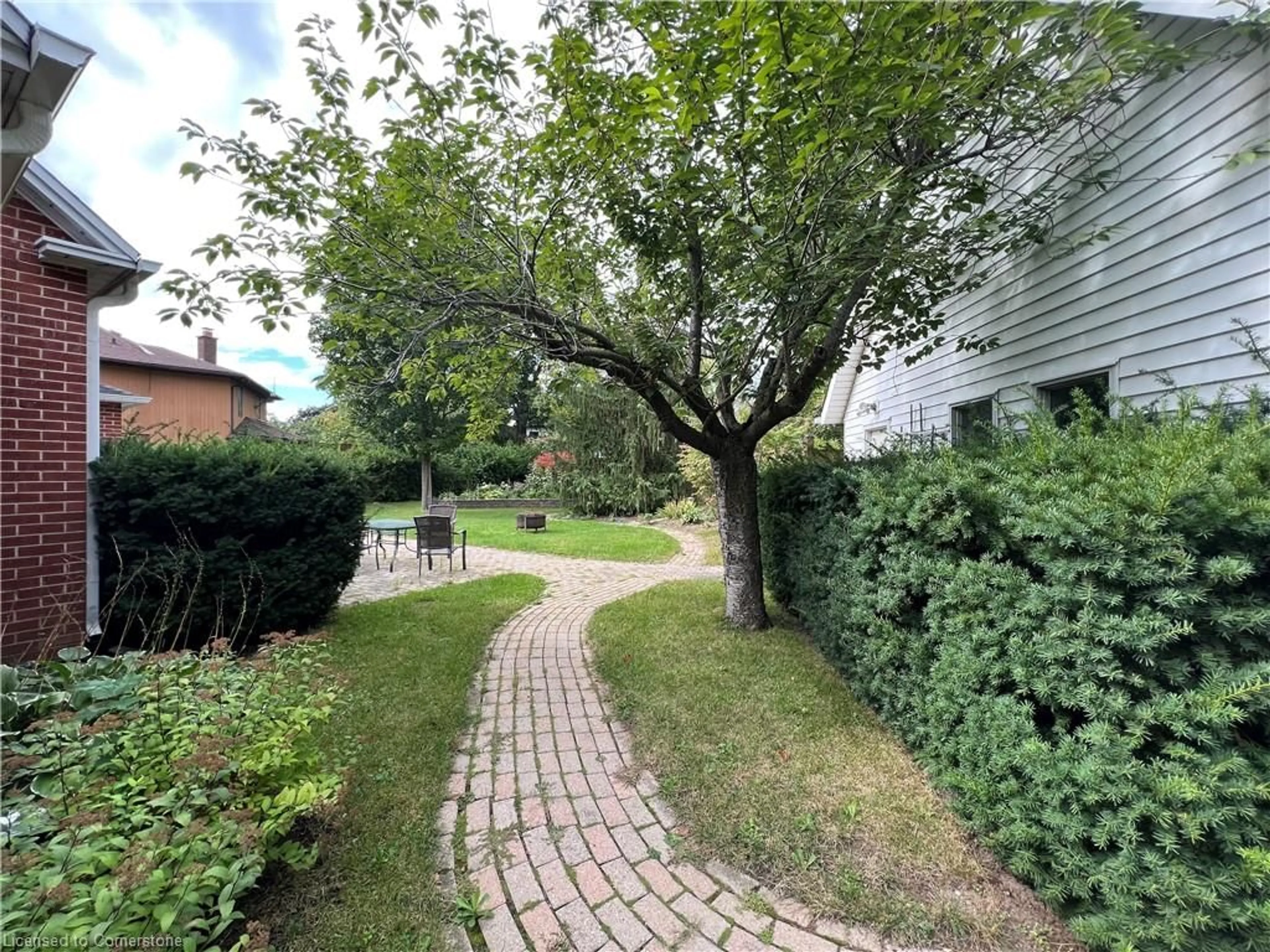 Patio, street for 447 Blue Heron Ridge, Cambridge Ontario N3H 2M6