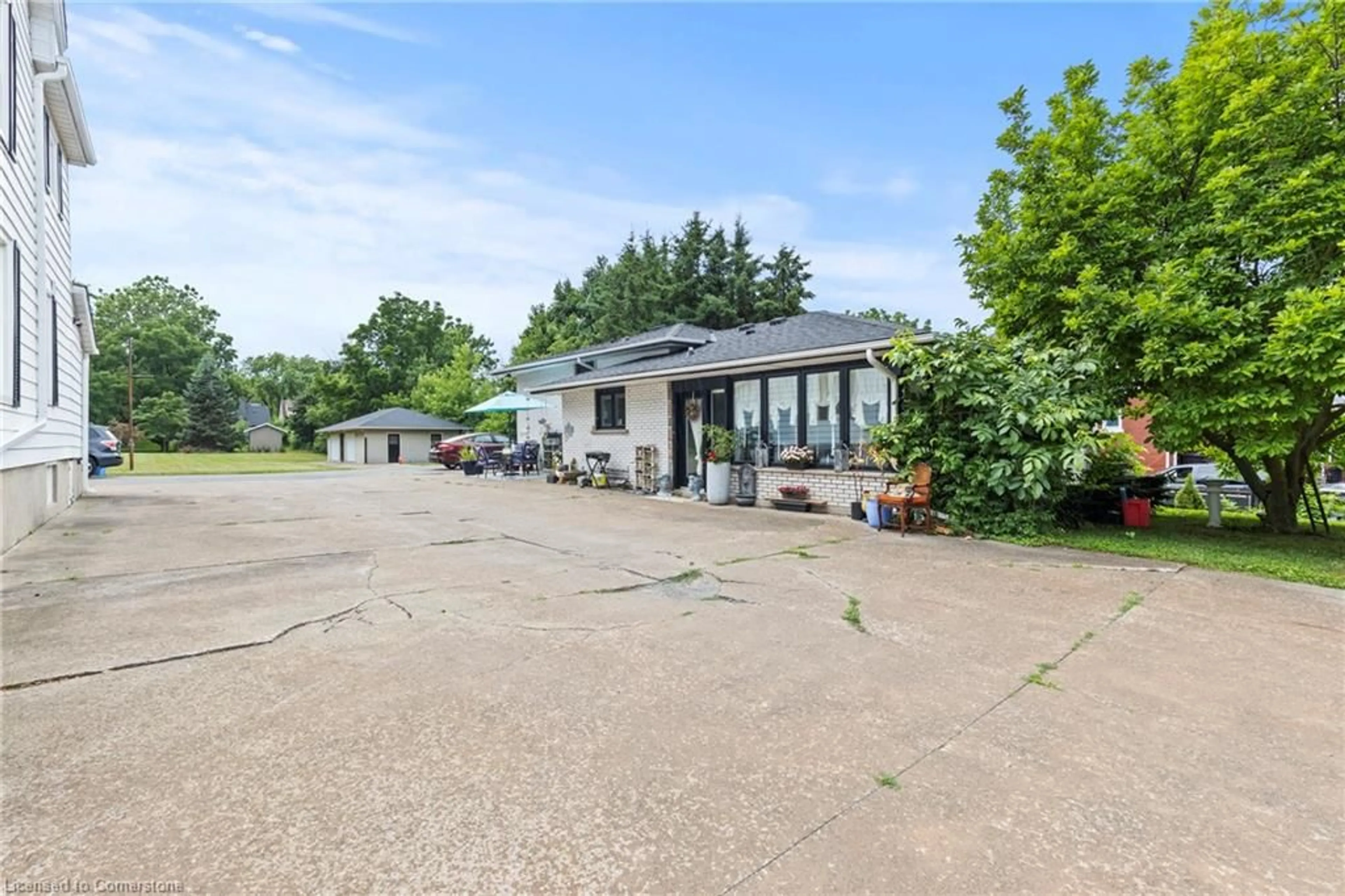 A pic from outside/outdoor area/front of a property/back of a property/a pic from drone, unknown for 4252 William St St, Lincoln Ontario L0R 1B0