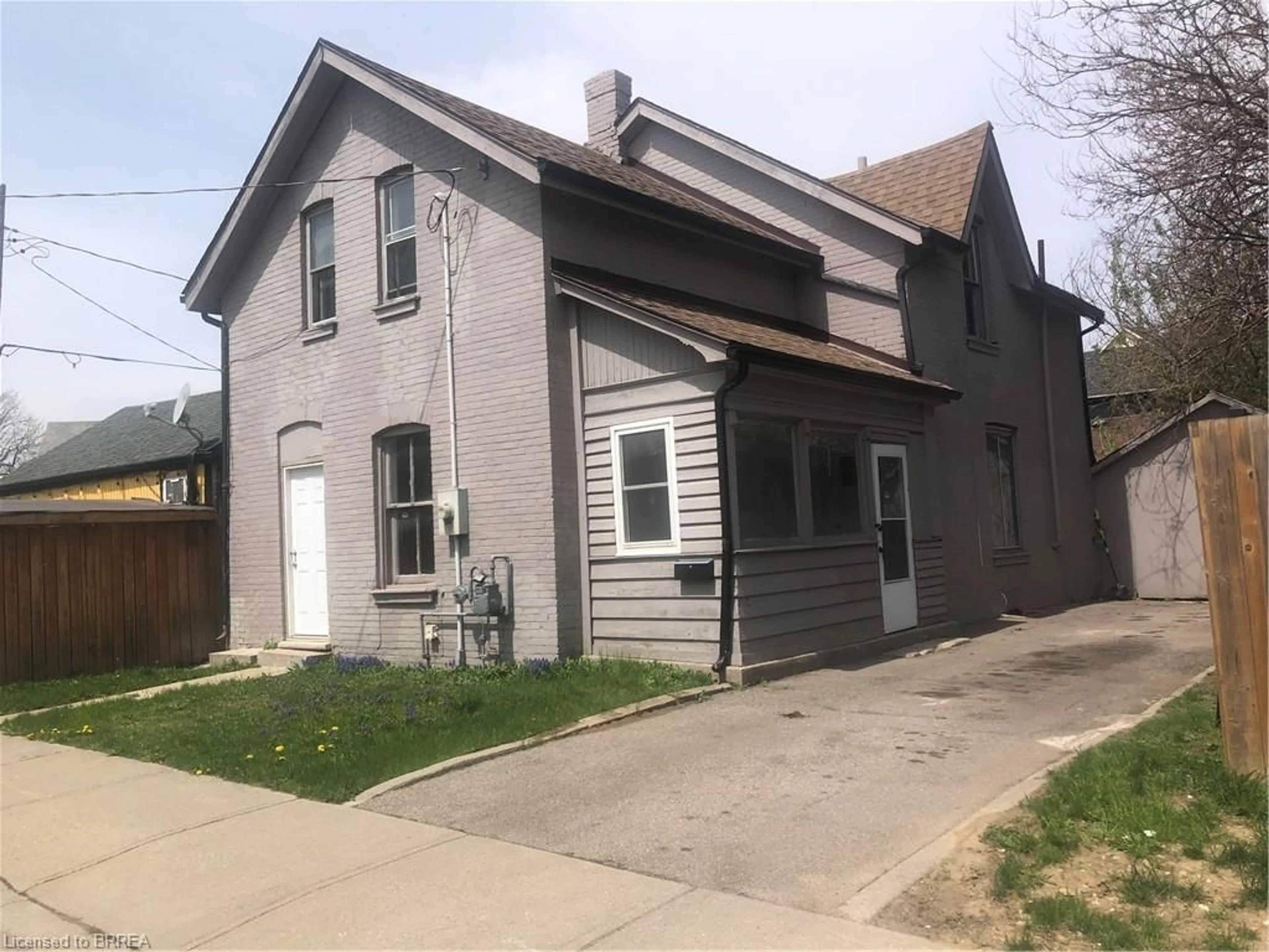 Home with vinyl exterior material, street for 39 Park Ave, Brantford Ontario N3S 5H2