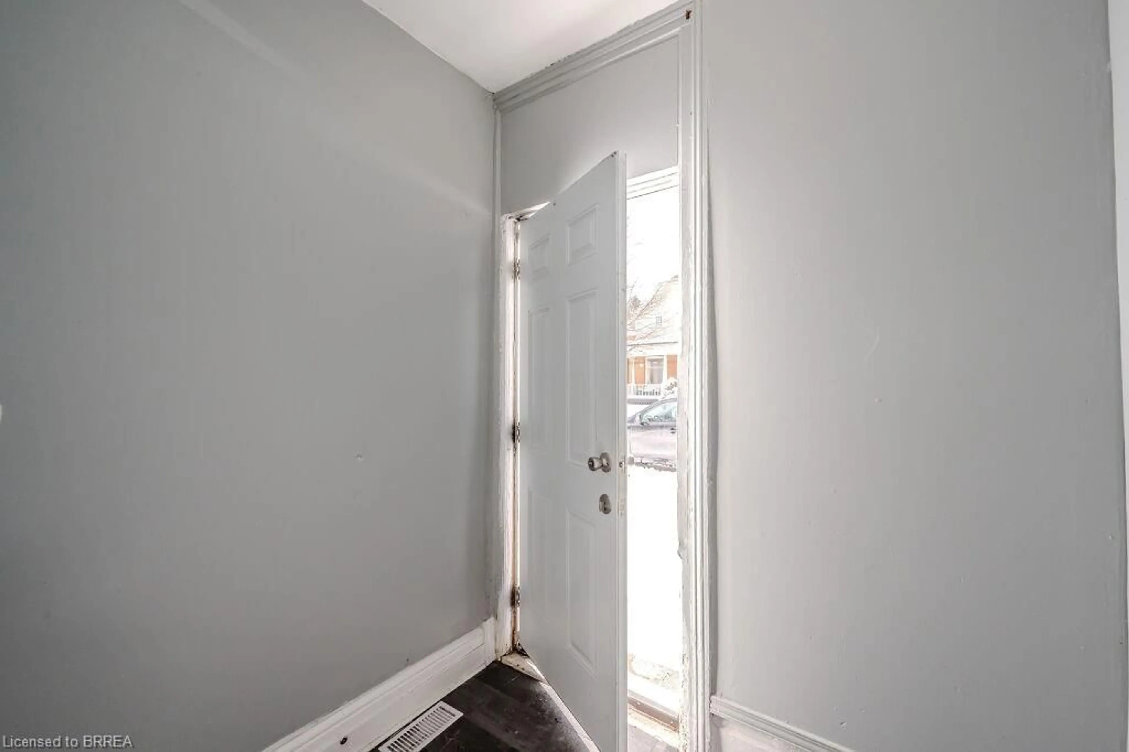 Indoor entryway for 39 Park Ave, Brantford Ontario N3S 5H2