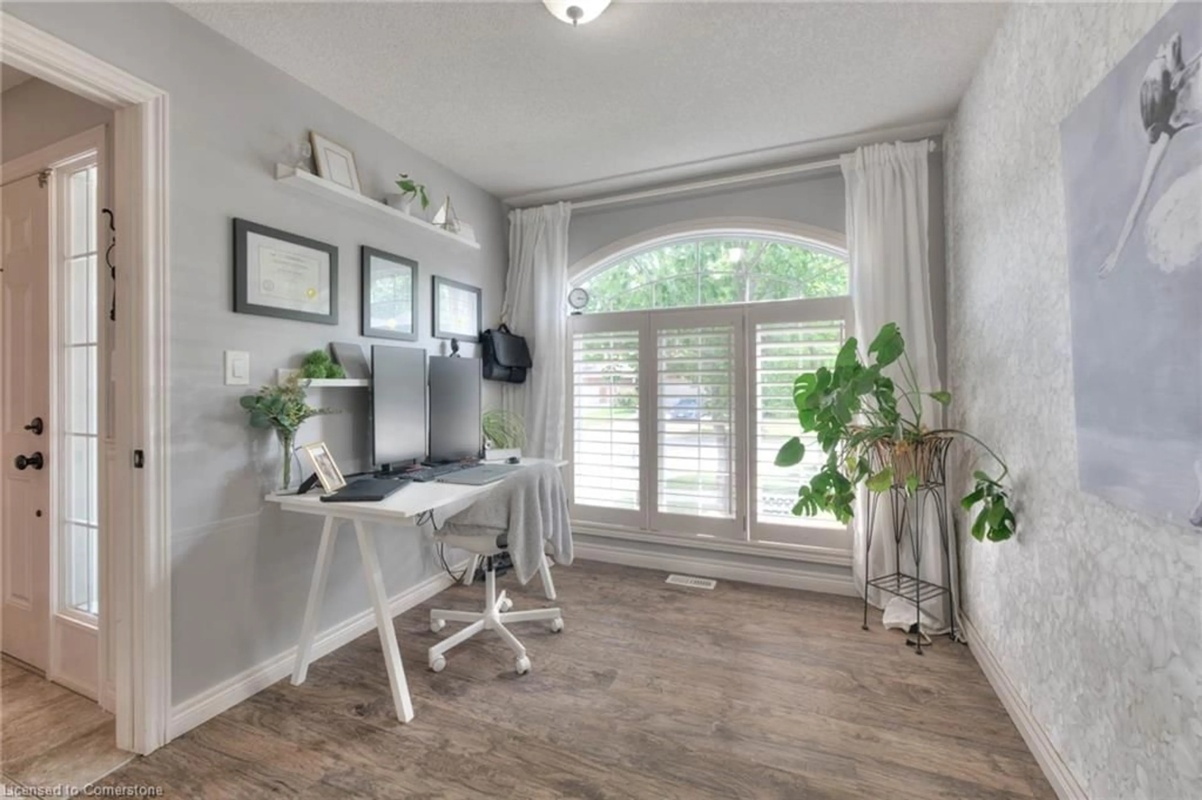 Indoor entryway for 206 Brookmead St, Elmira Ontario N3B 3N8