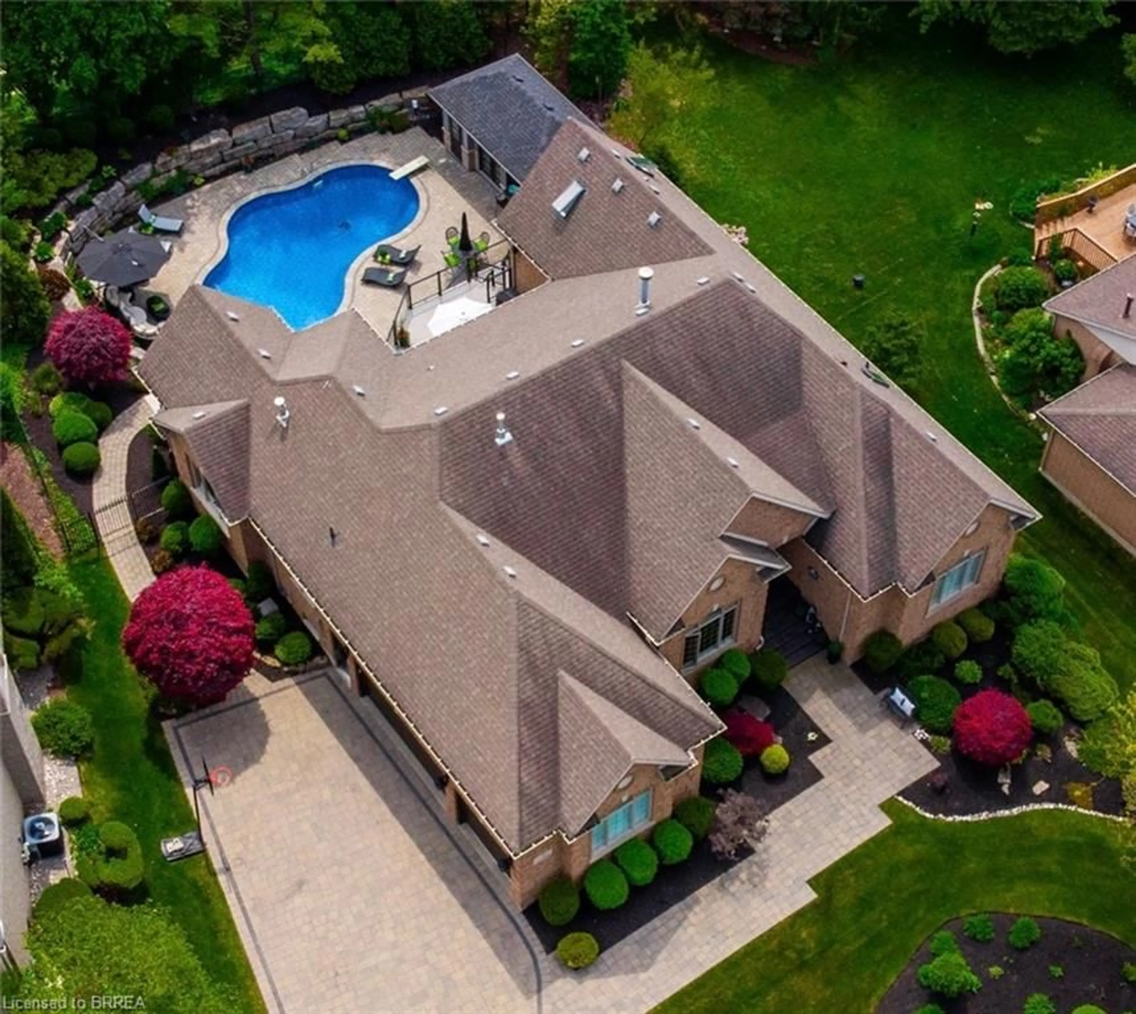 A pic from outside/outdoor area/front of a property/back of a property/a pic from drone, street for 75 St. Andrews Dr, Brantford Ontario N3T 6H3