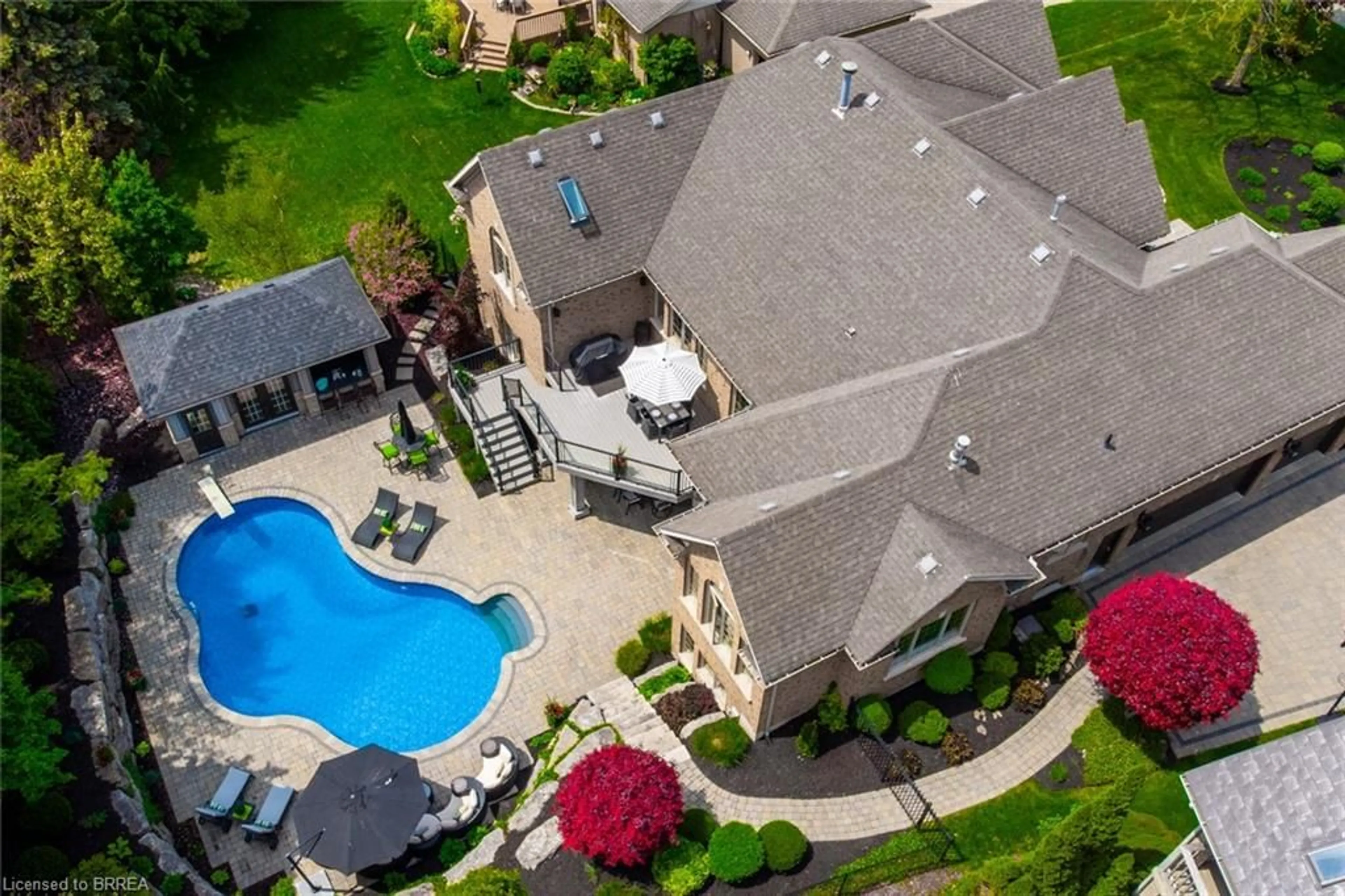 A pic from outside/outdoor area/front of a property/back of a property/a pic from drone, street for 75 St. Andrews Dr, Brantford Ontario N3T 6H3