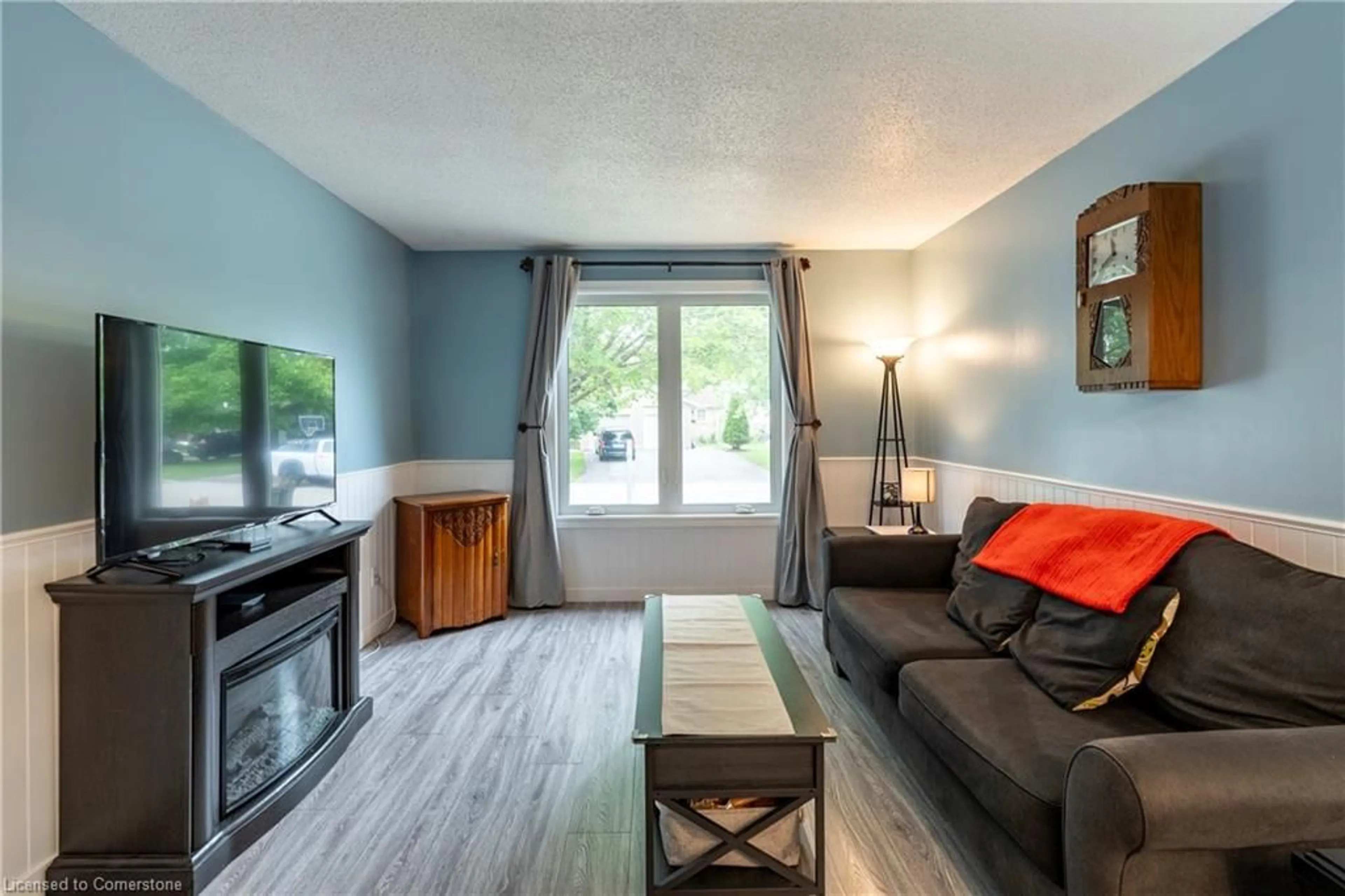Living room with furniture, wood/laminate floor for 100 Carmine Cres, Cambridge Ontario N3C 3Z4