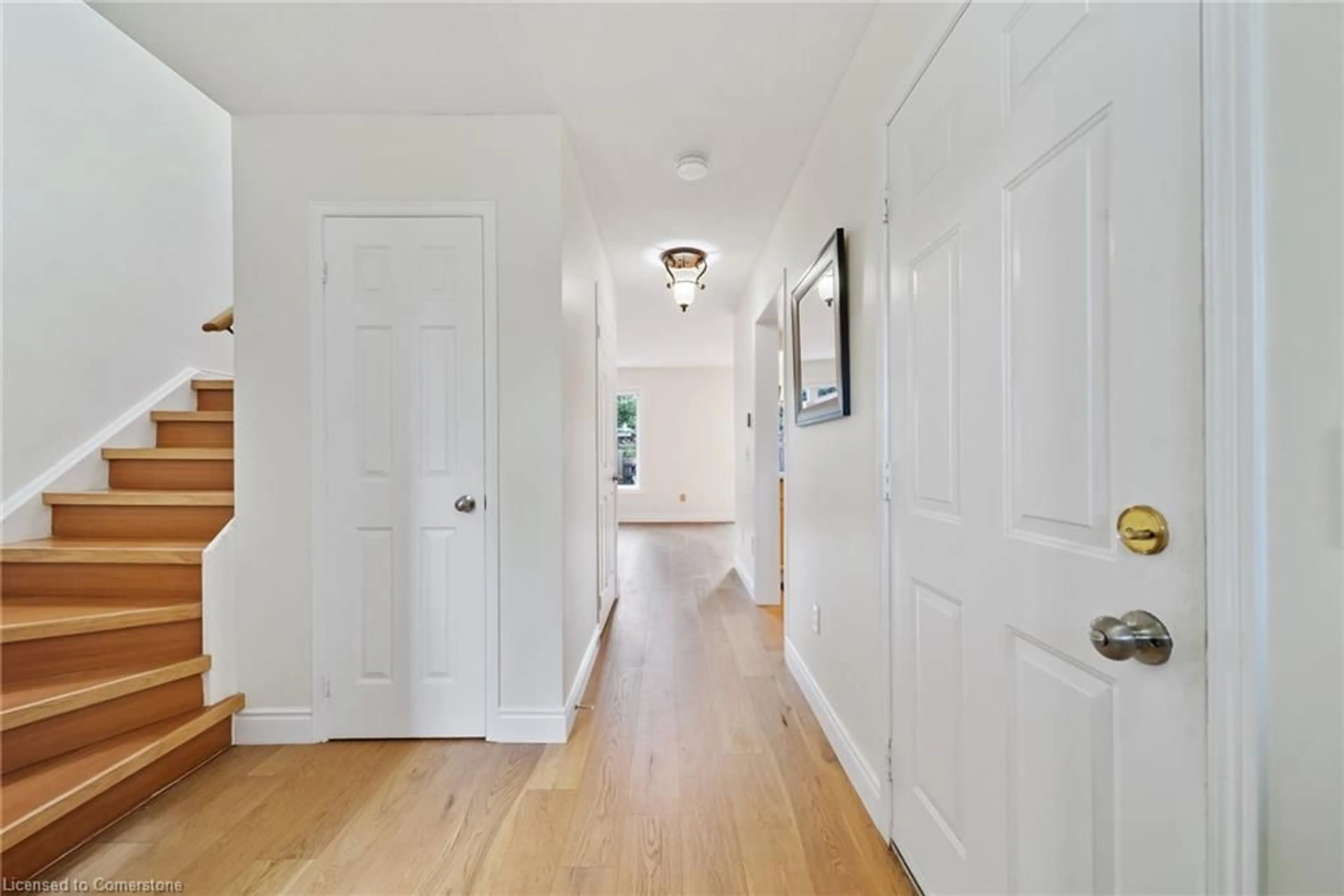Indoor entryway for 11 Pirie Dr, Dundas Ontario L9H 6Z6