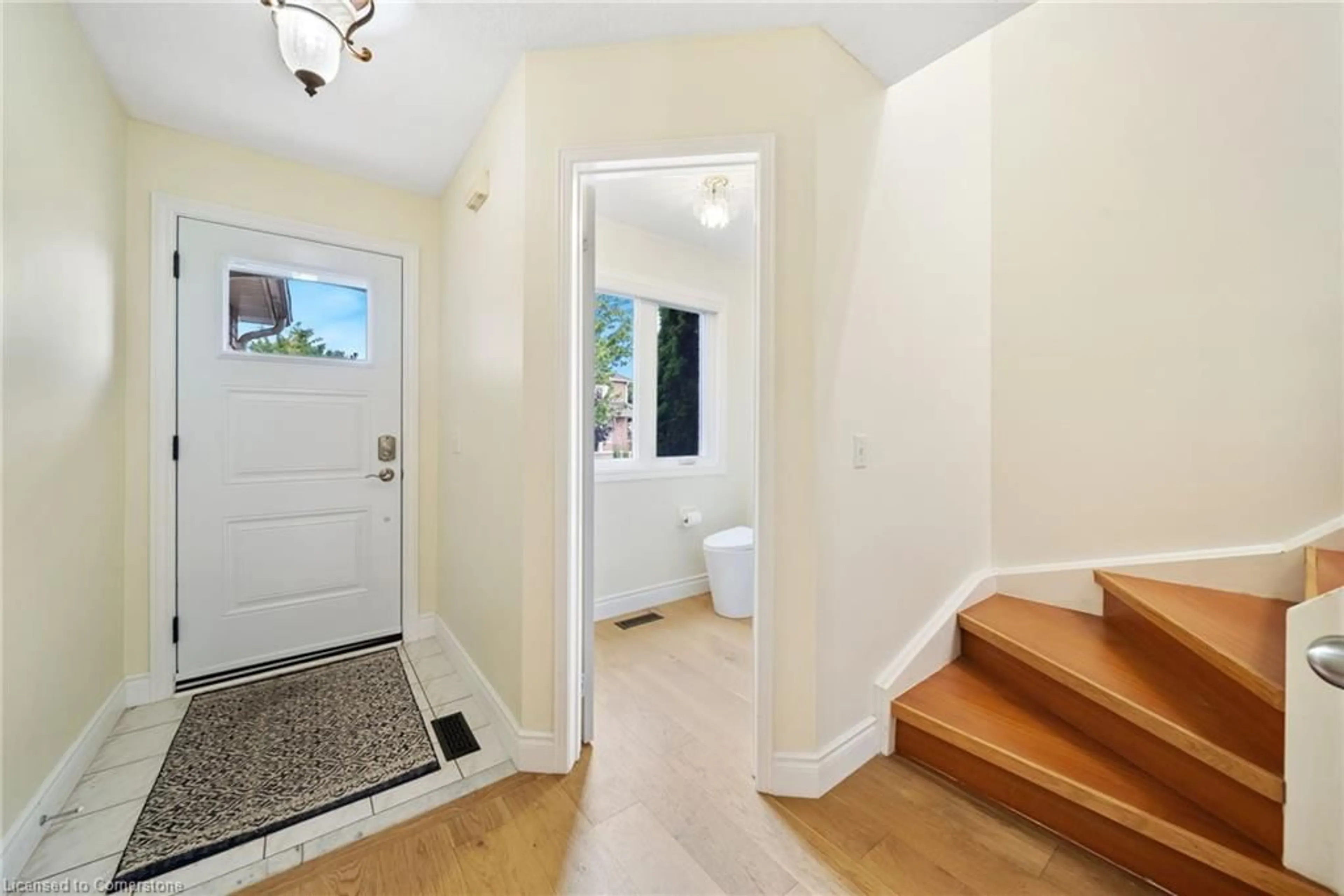 Indoor entryway for 11 Pirie Dr, Dundas Ontario L9H 6Z6