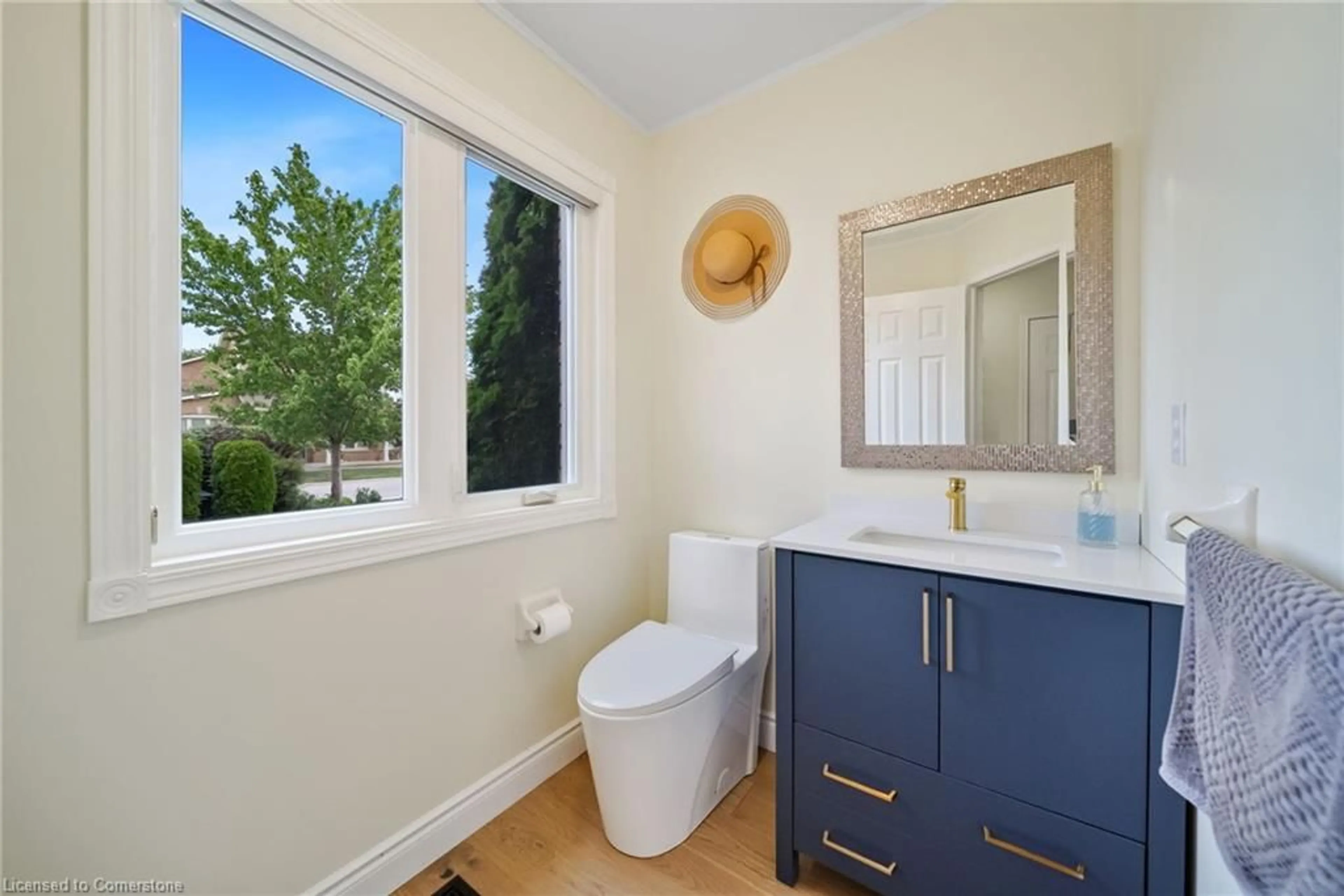 Standard bathroom, ceramic/tile floor for 11 Pirie Dr, Dundas Ontario L9H 6Z6