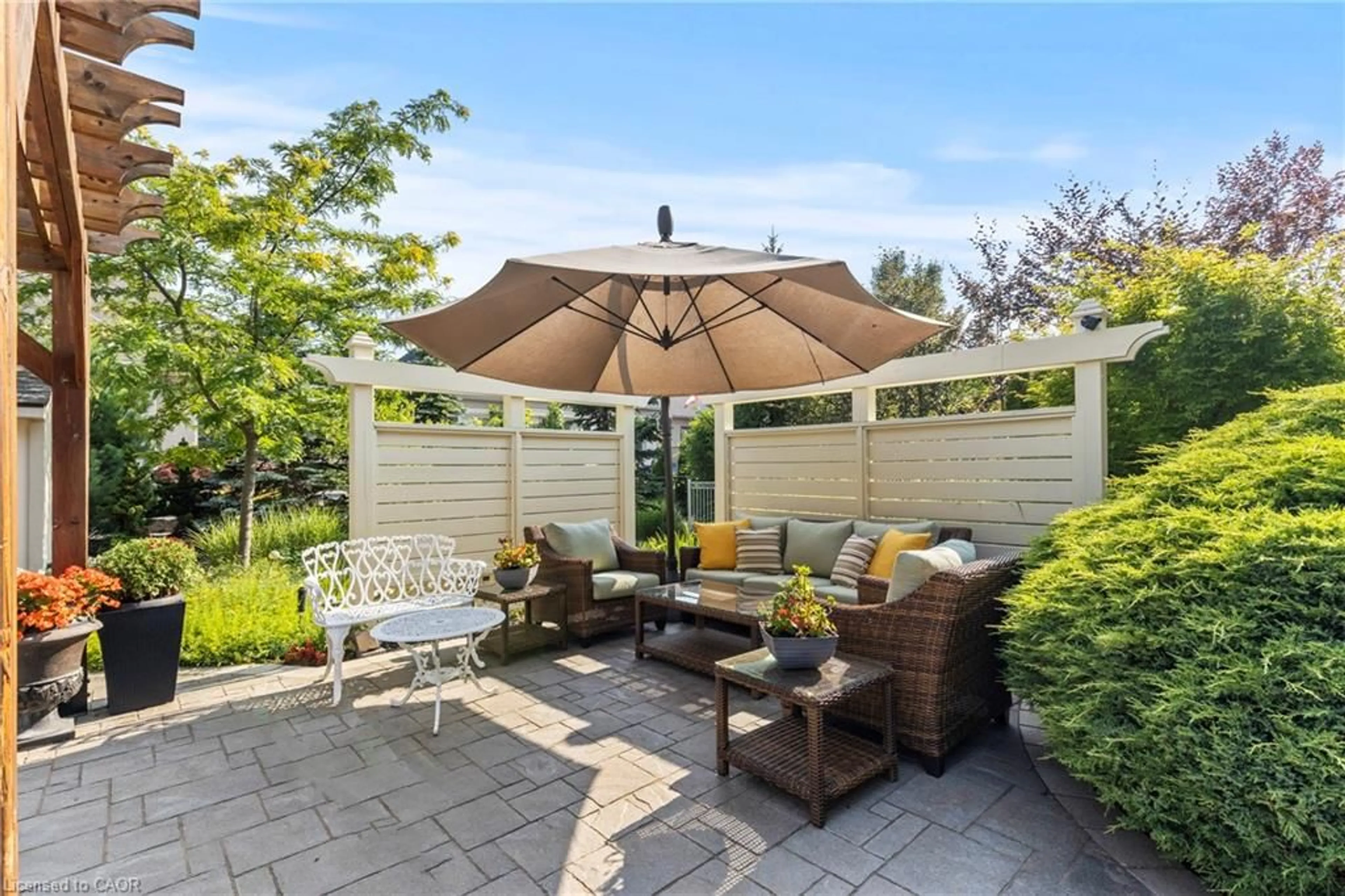 Patio, street for 44 Stoneridge Cres, Niagara-on-the-Lake Ontario L0S 1J1