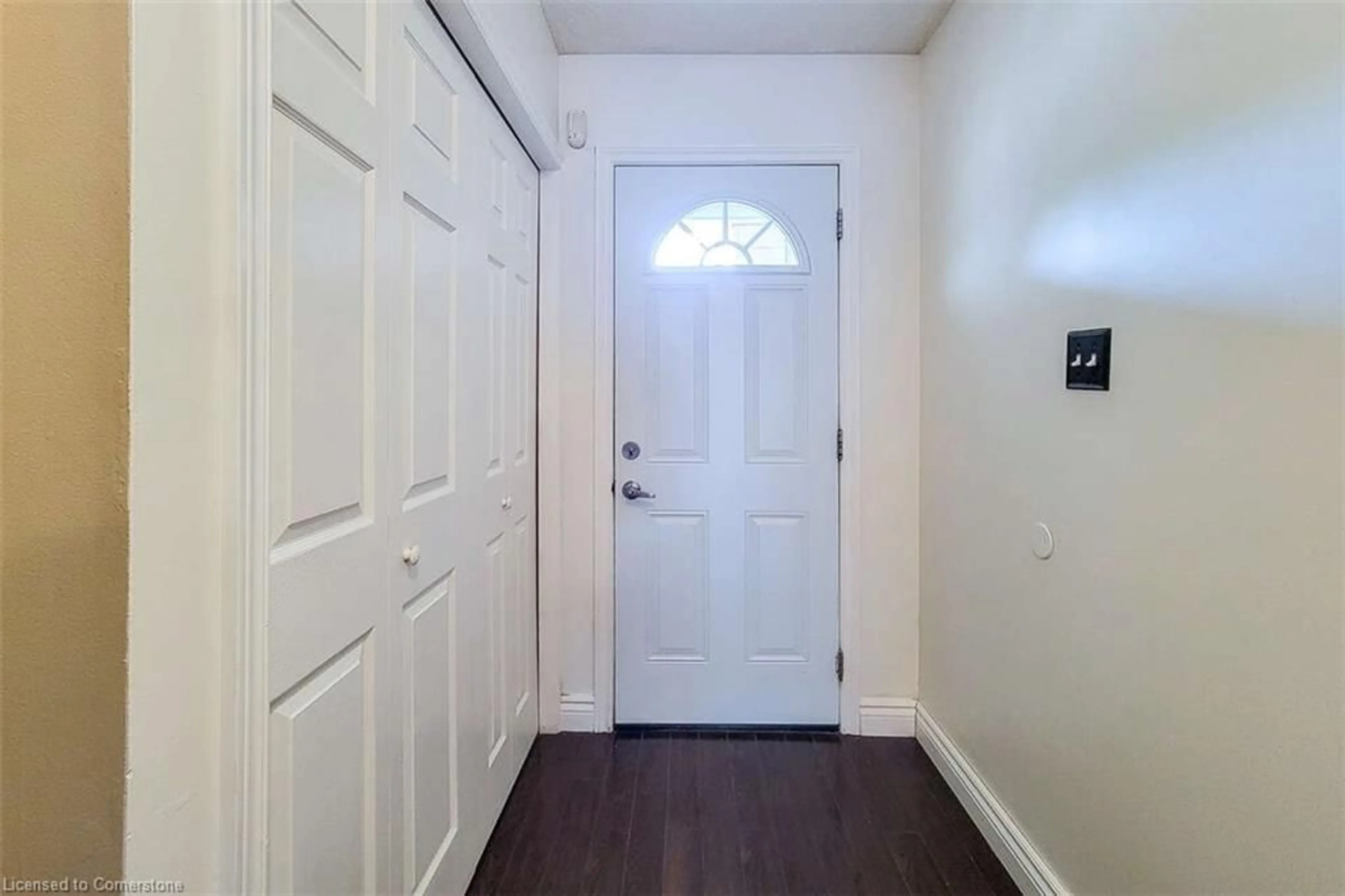 Indoor entryway for 339 Macintosh Dr, Stoney Creek Ontario L8E 4E1