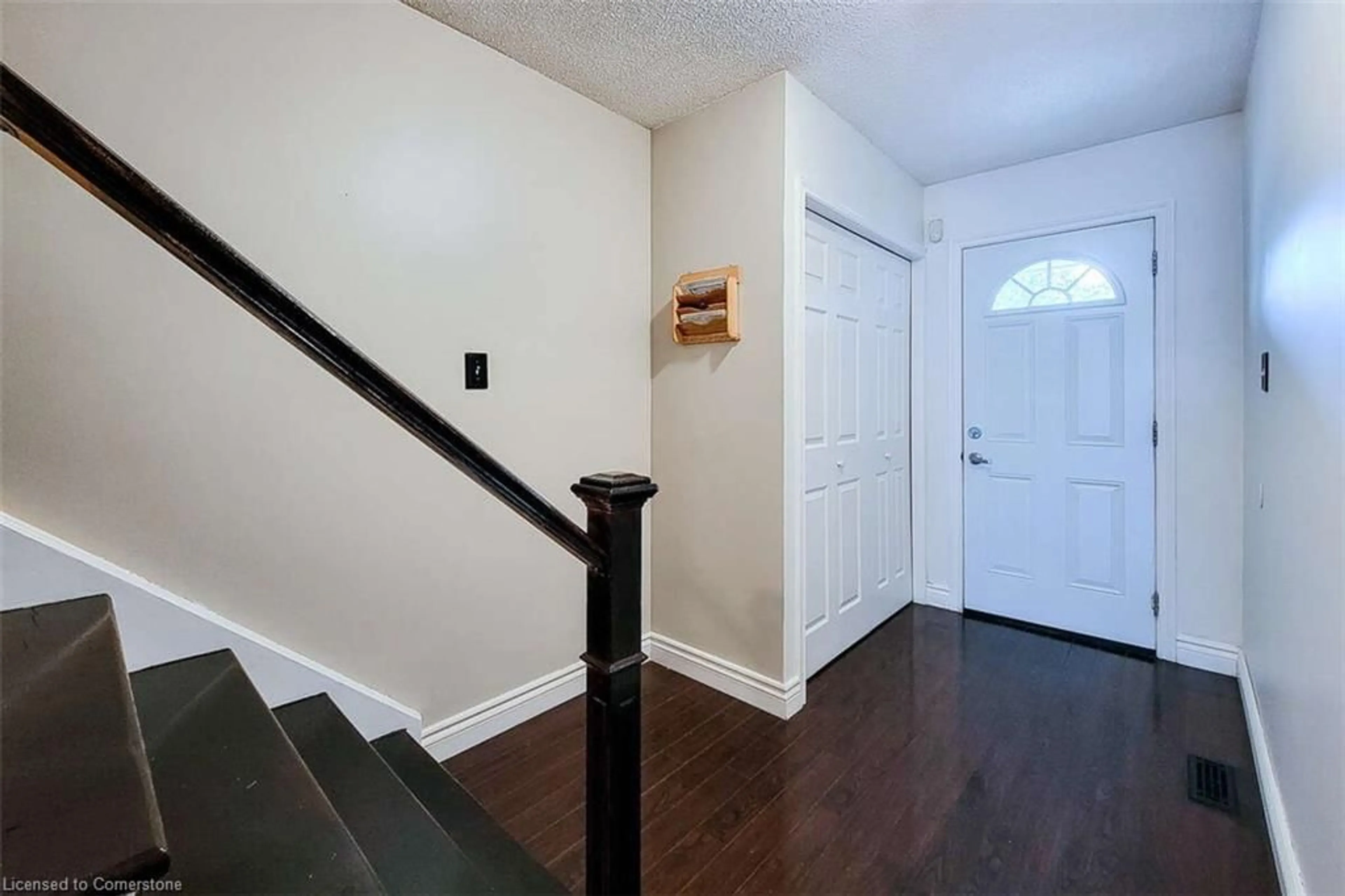 Indoor entryway for 339 Macintosh Dr, Stoney Creek Ontario L8E 4E1