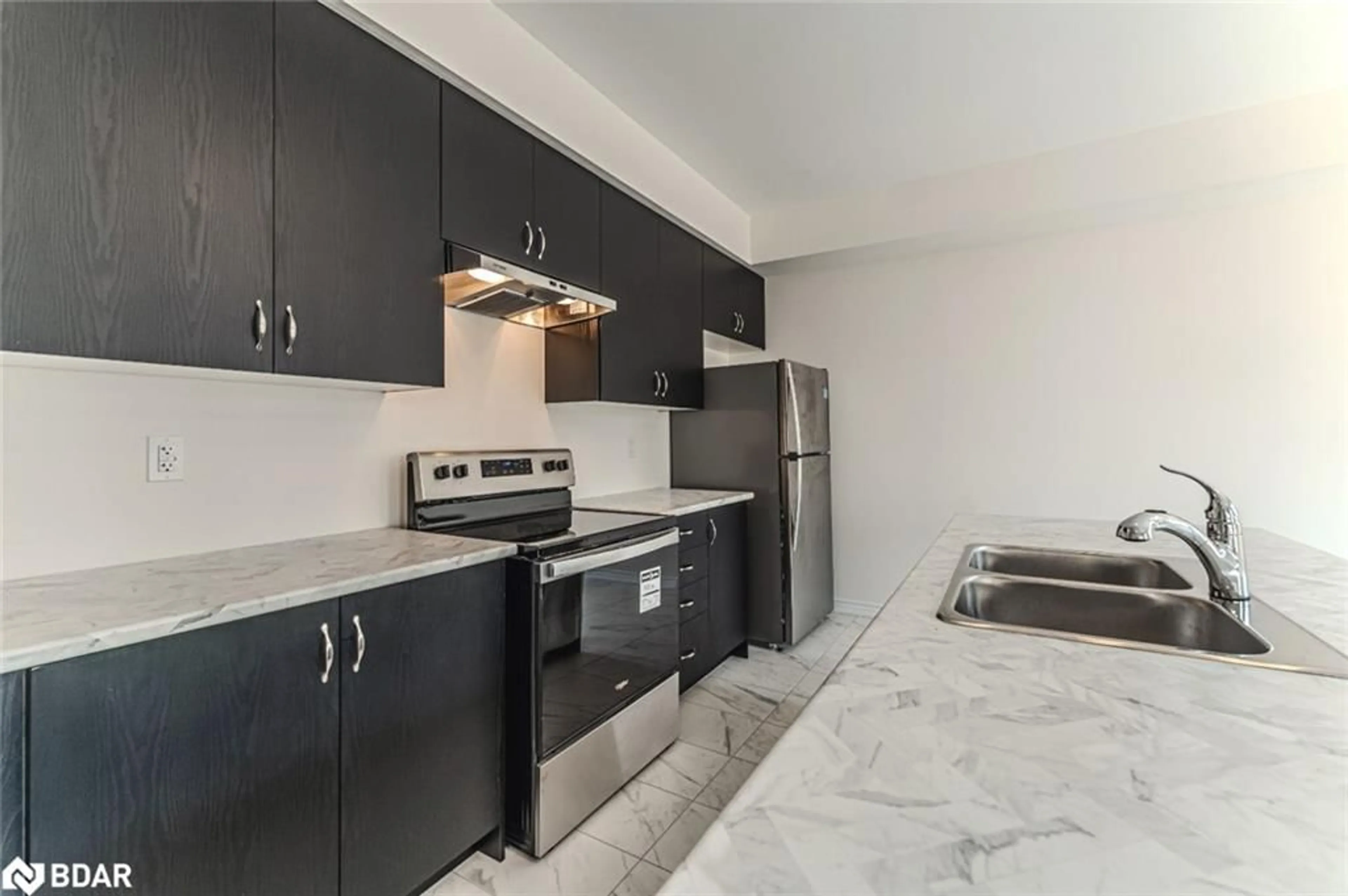 Standard kitchen, ceramic/tile floor for 152 Nottingham Road, Barrie Ontario L9S 2Z8