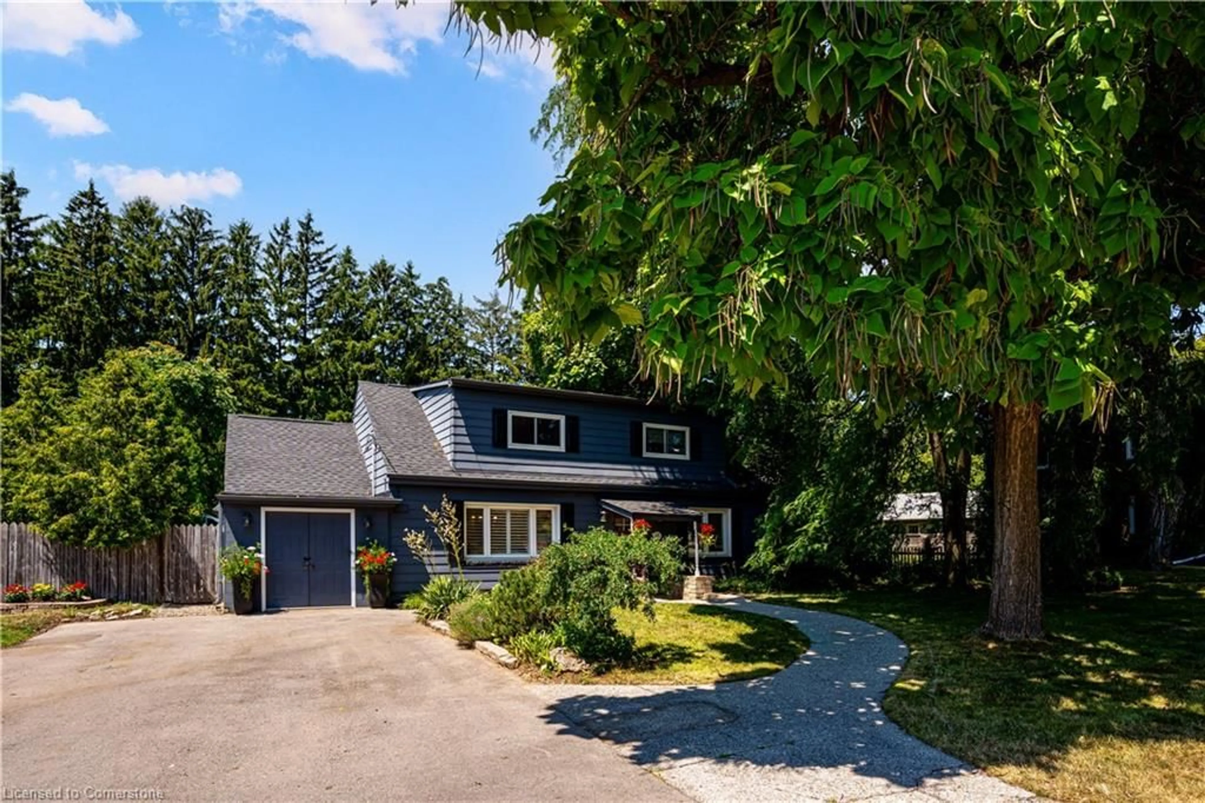 A pic from outside/outdoor area/front of a property/back of a property/a pic from drone, street for 657 Greenwood Dr, Burlington Ontario L7T 3P2