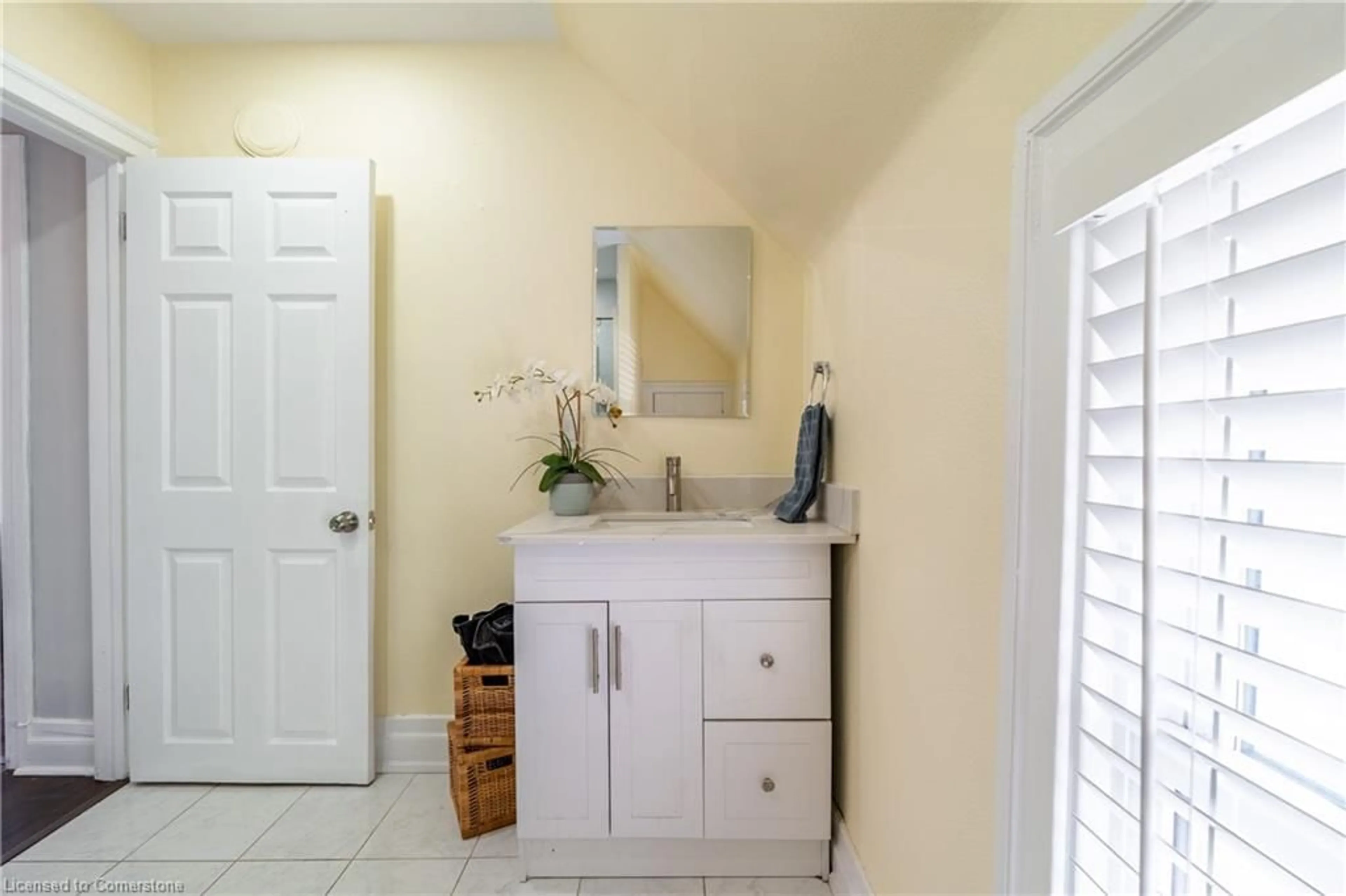 Standard bathroom, ceramic/tile floor for 4475 First Ave, Niagara Falls Ontario L2E 4G1