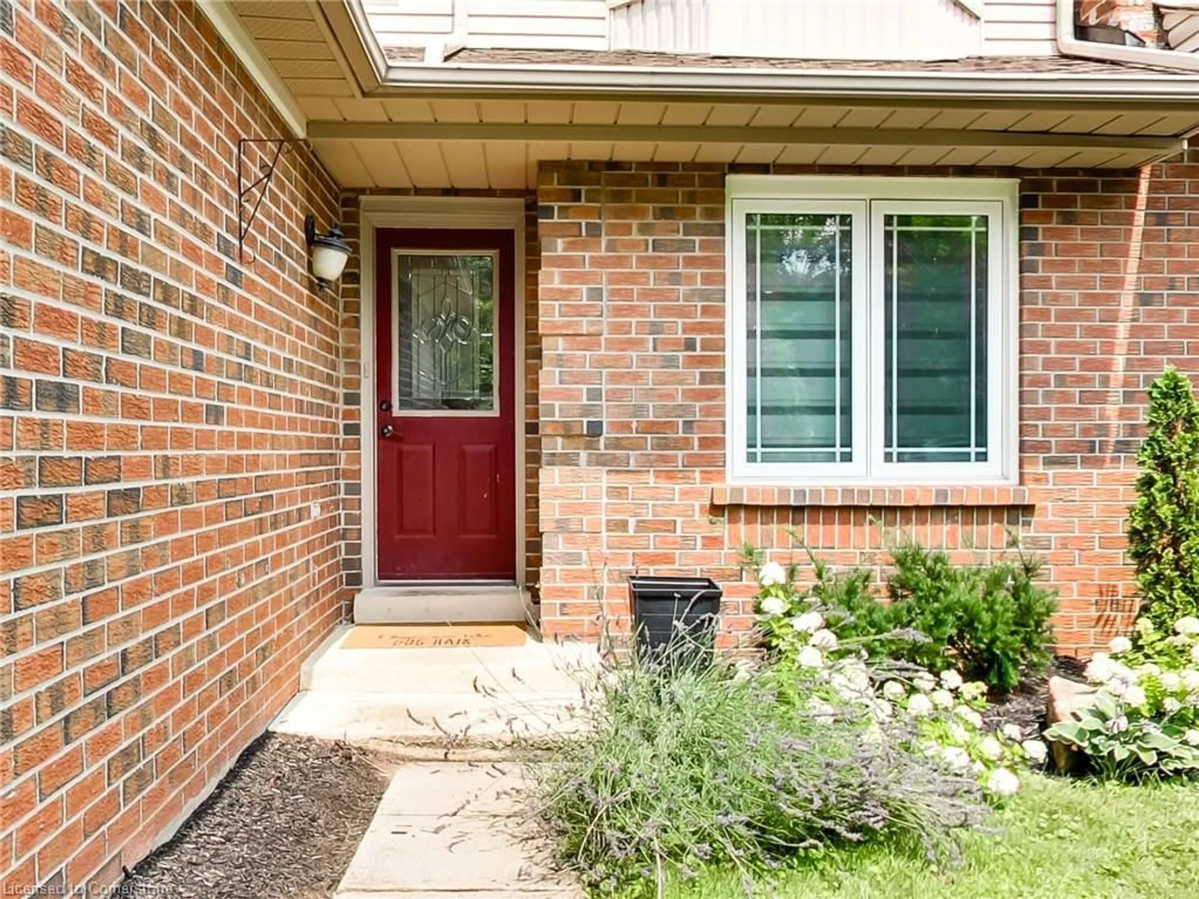 Indoor entryway for 22 Hedgelawn Dr, Grimsby Ontario L3M 5G9