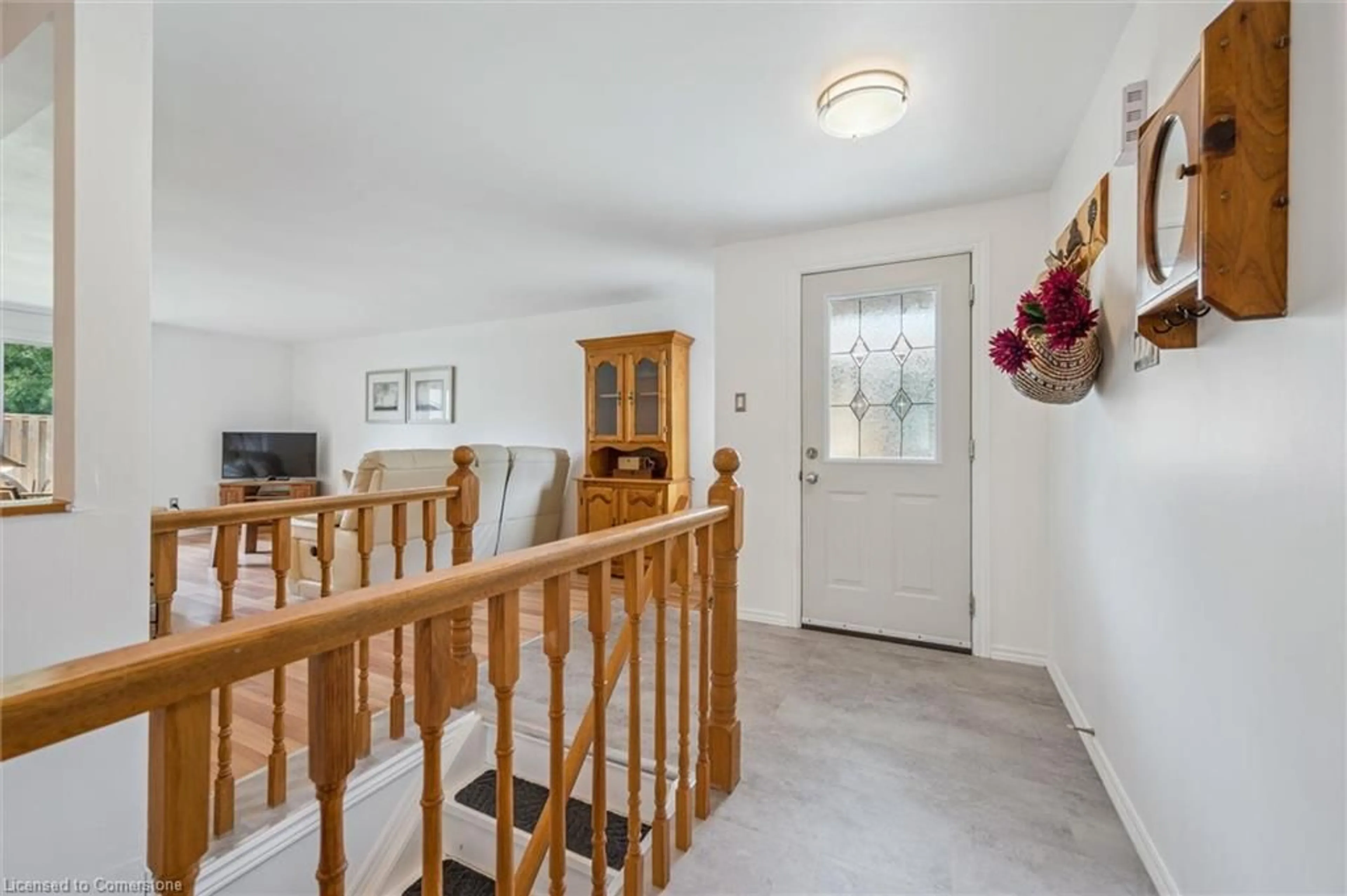 Indoor foyer for 289 Strathallan St, Fergus Ontario N1M 3L6