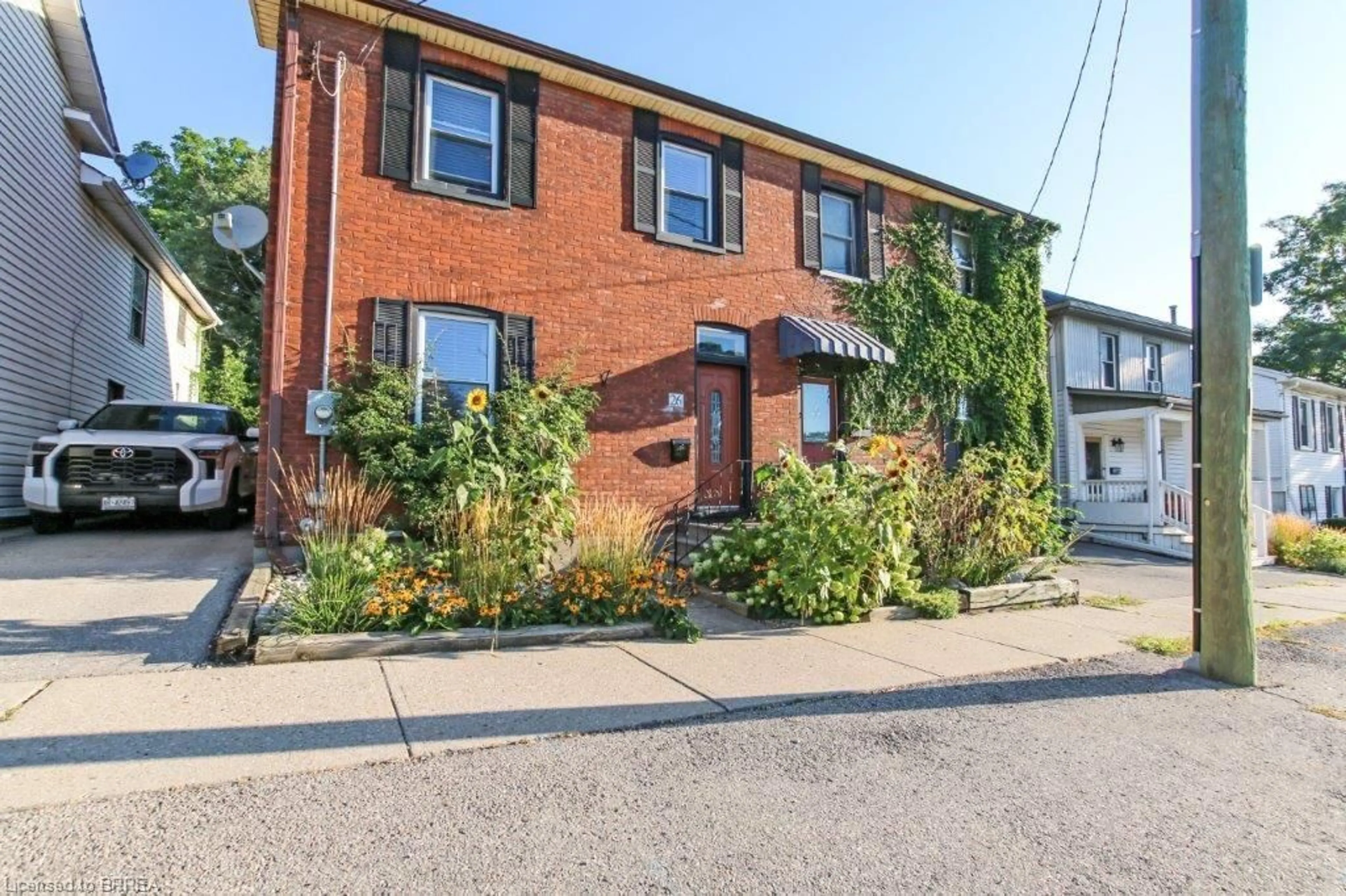 Home with brick exterior material, street for 26 Dundas St, Paris Ontario N3L 1E8