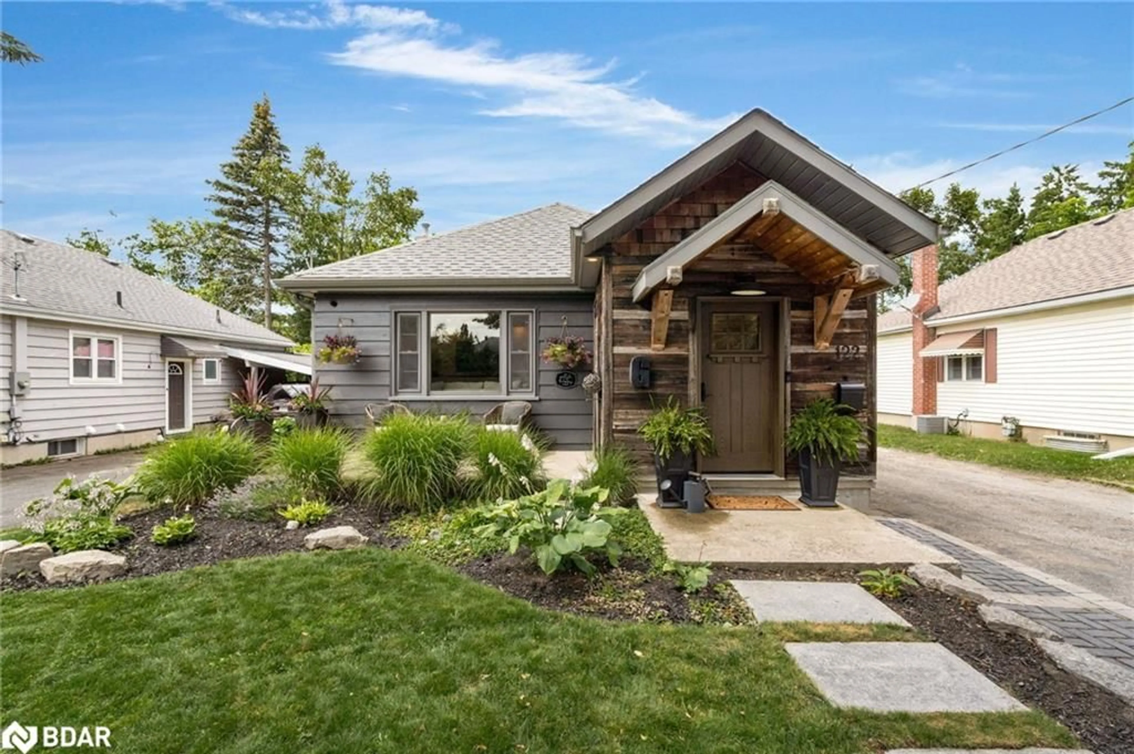 Home with brick exterior material, street for 122 Queen St, Barrie Ontario L4M 1Z5