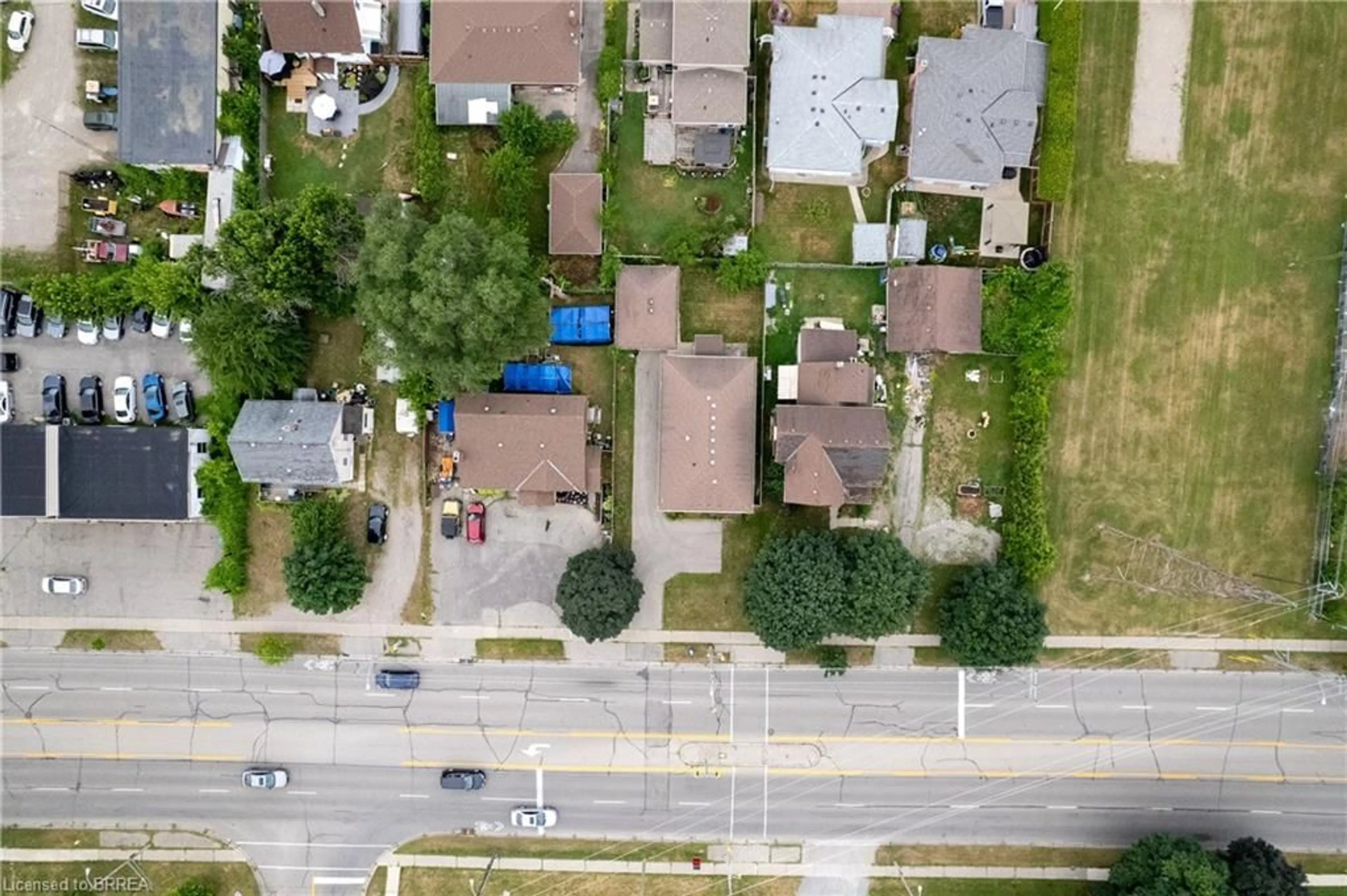 A pic from outside/outdoor area/front of a property/back of a property/a pic from drone, street for 880 A Colborne St, Brantford Ontario N3S 3T1