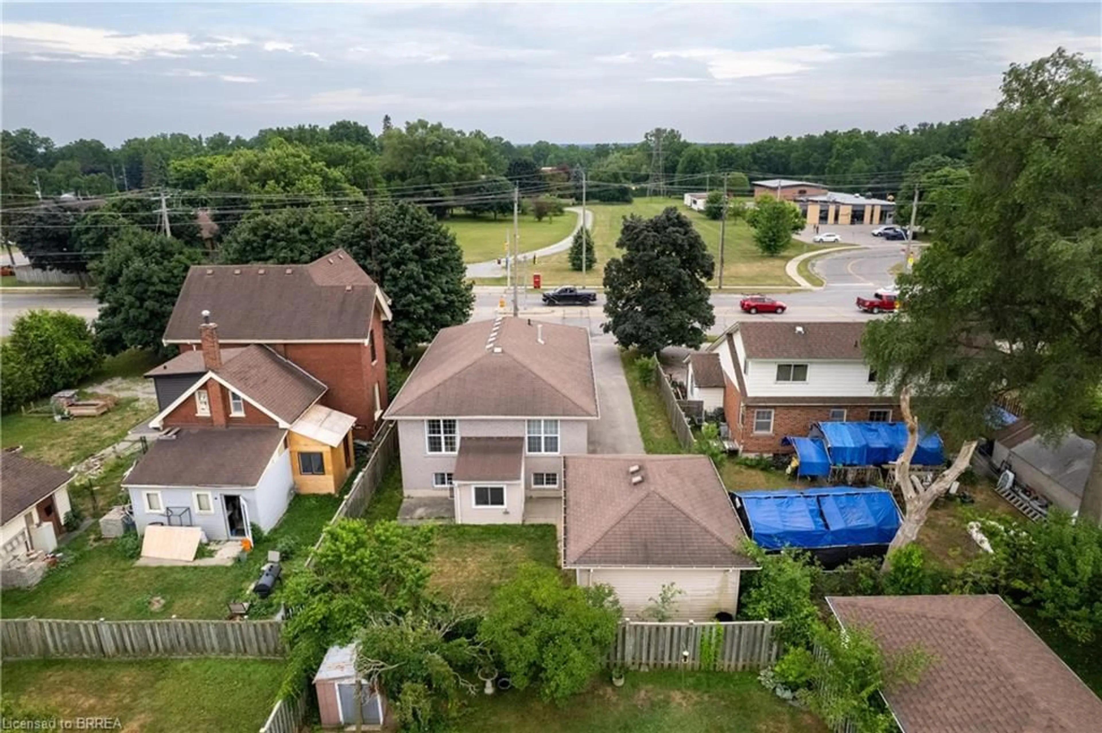 A pic from outside/outdoor area/front of a property/back of a property/a pic from drone, unknown for 880 A Colborne St, Brantford Ontario N3S 3T1