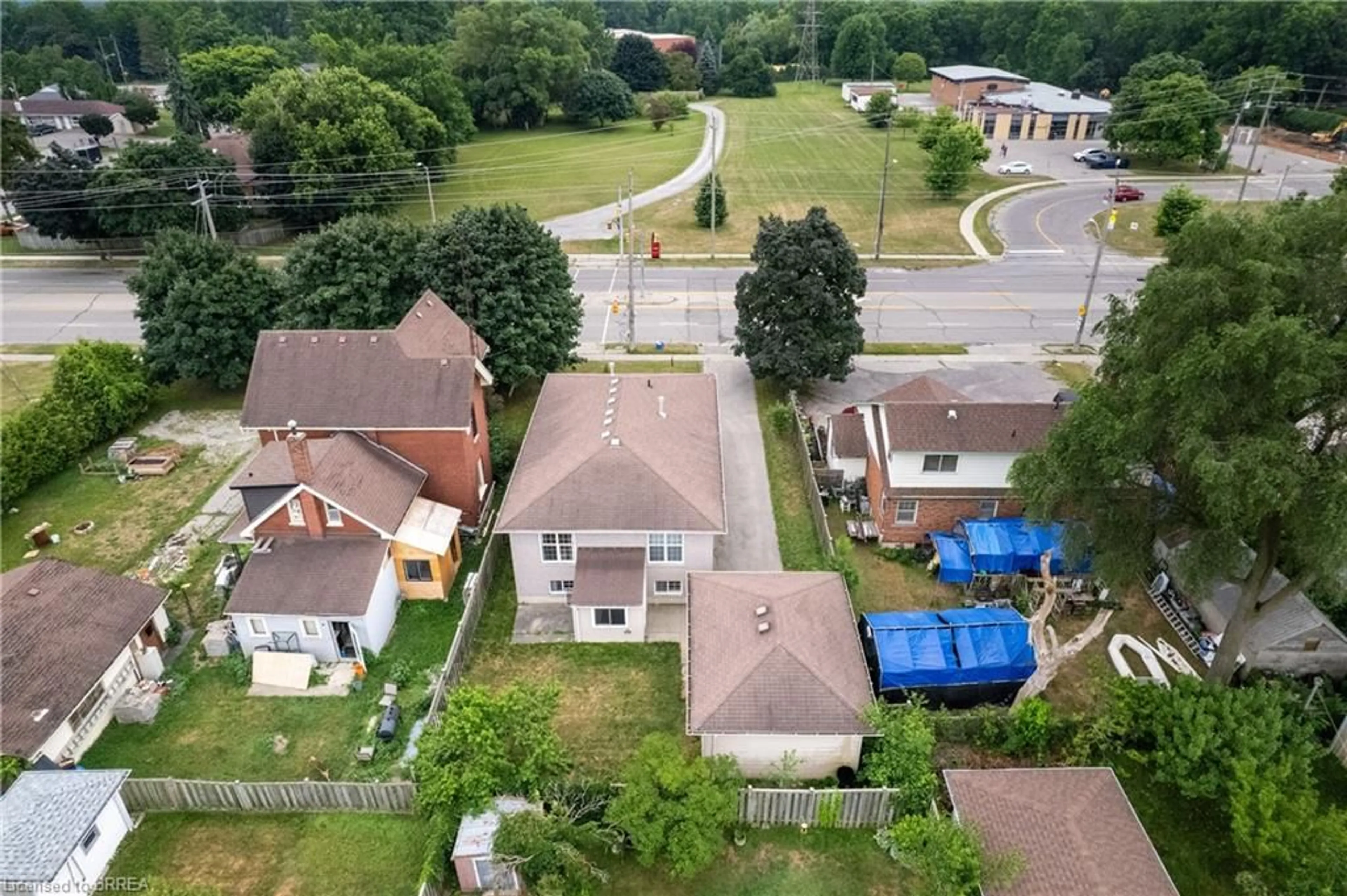 A pic from outside/outdoor area/front of a property/back of a property/a pic from drone, street for 880 A Colborne St, Brantford Ontario N3S 3T1