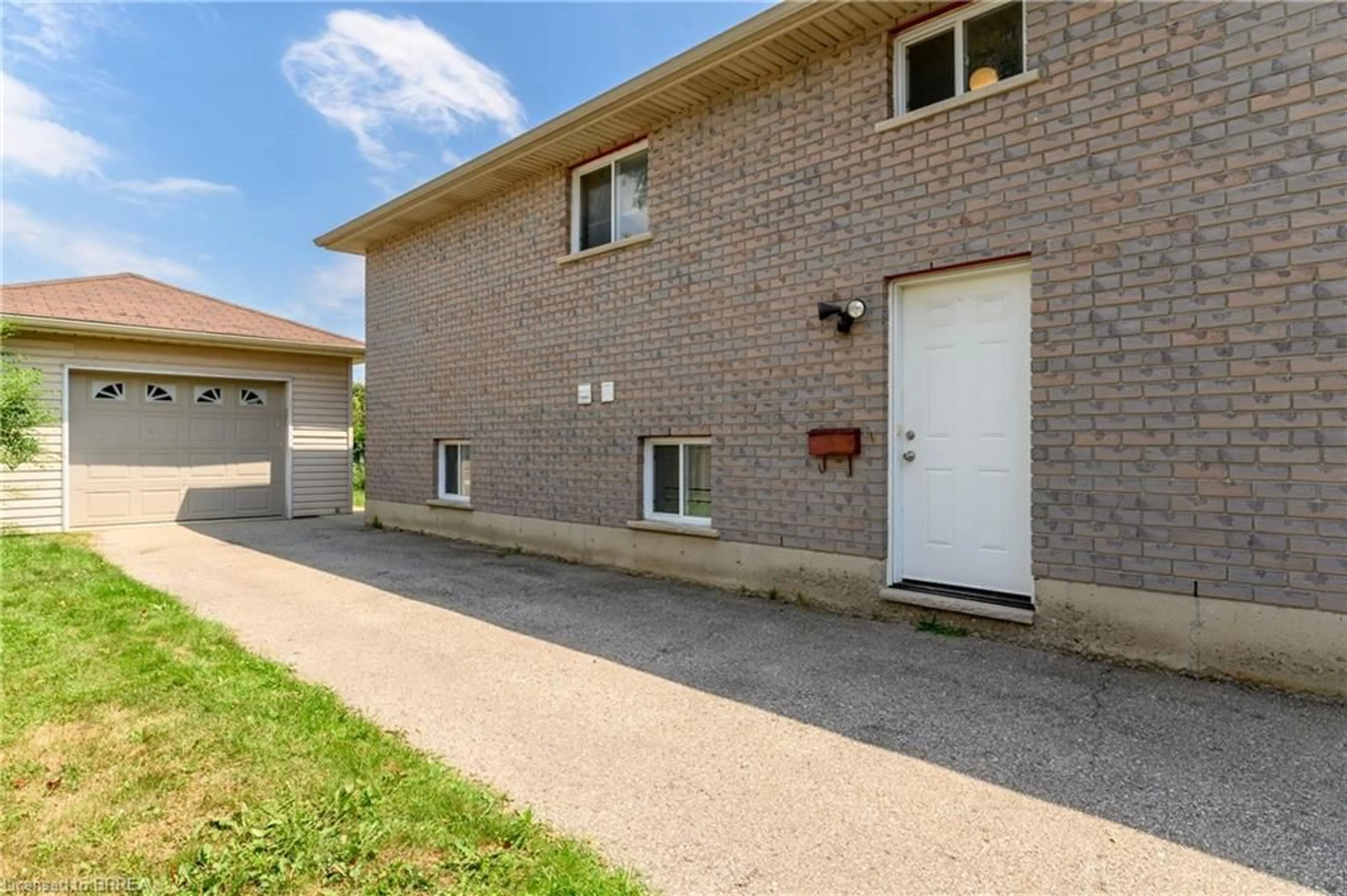 Unknown for 880 A Colborne St, Brantford Ontario N3S 3T1