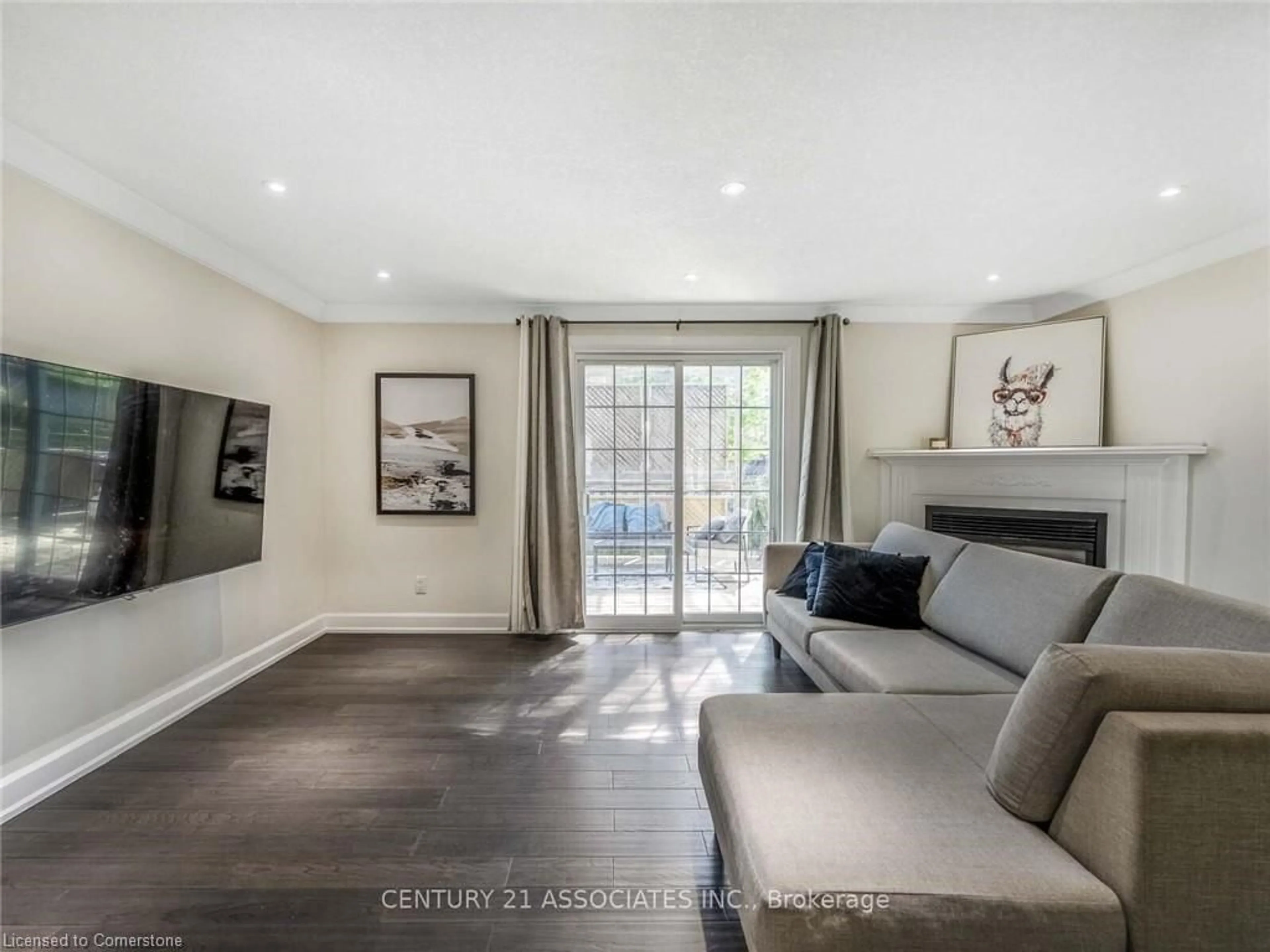 Living room with furniture, unknown for 611 Preston Pky, Cambridge Ontario N3H 5J9