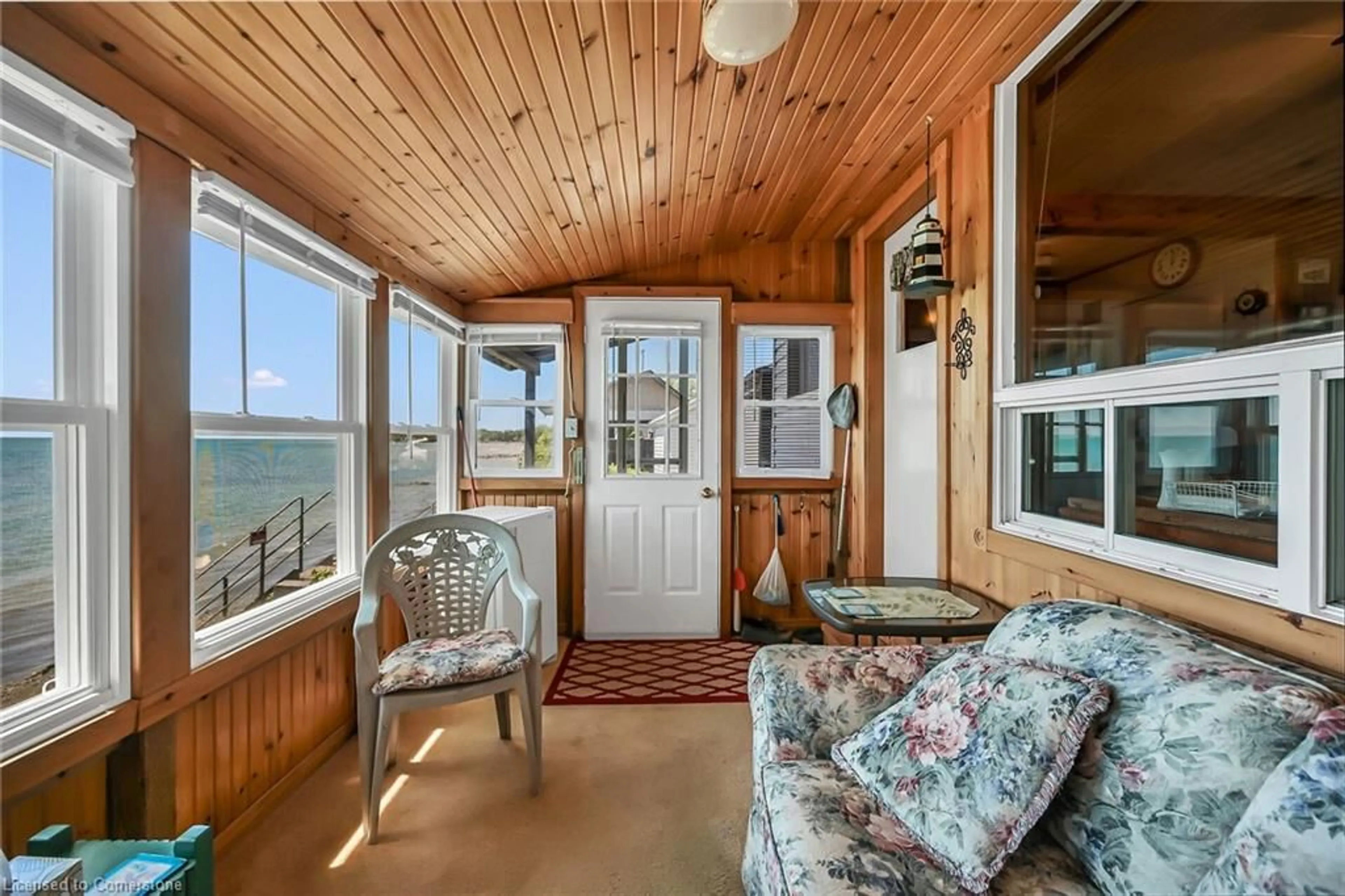 Indoor entryway for 86 Lakeshore Rd, Selkirk Ontario N0A 1P0