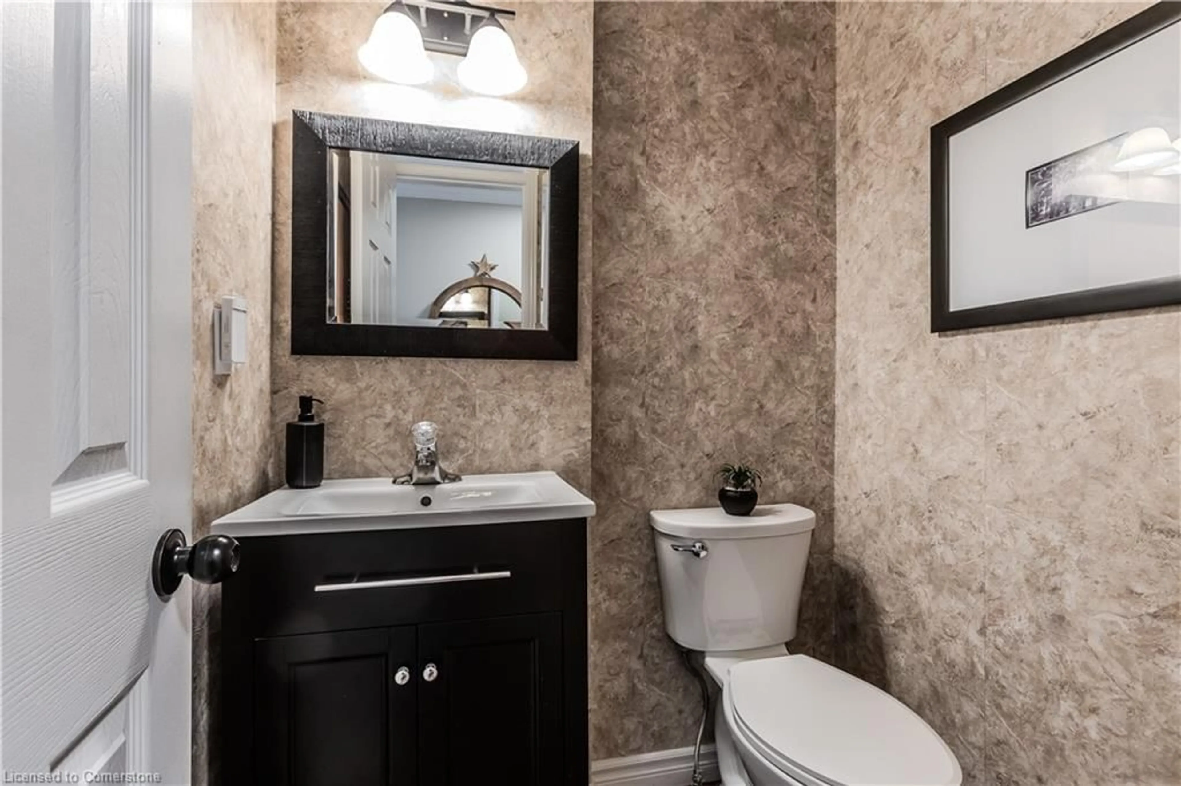 Standard bathroom, ceramic/tile floor for 2022 Atkinson Dr #10, Burlington Ontario L7M 4H6