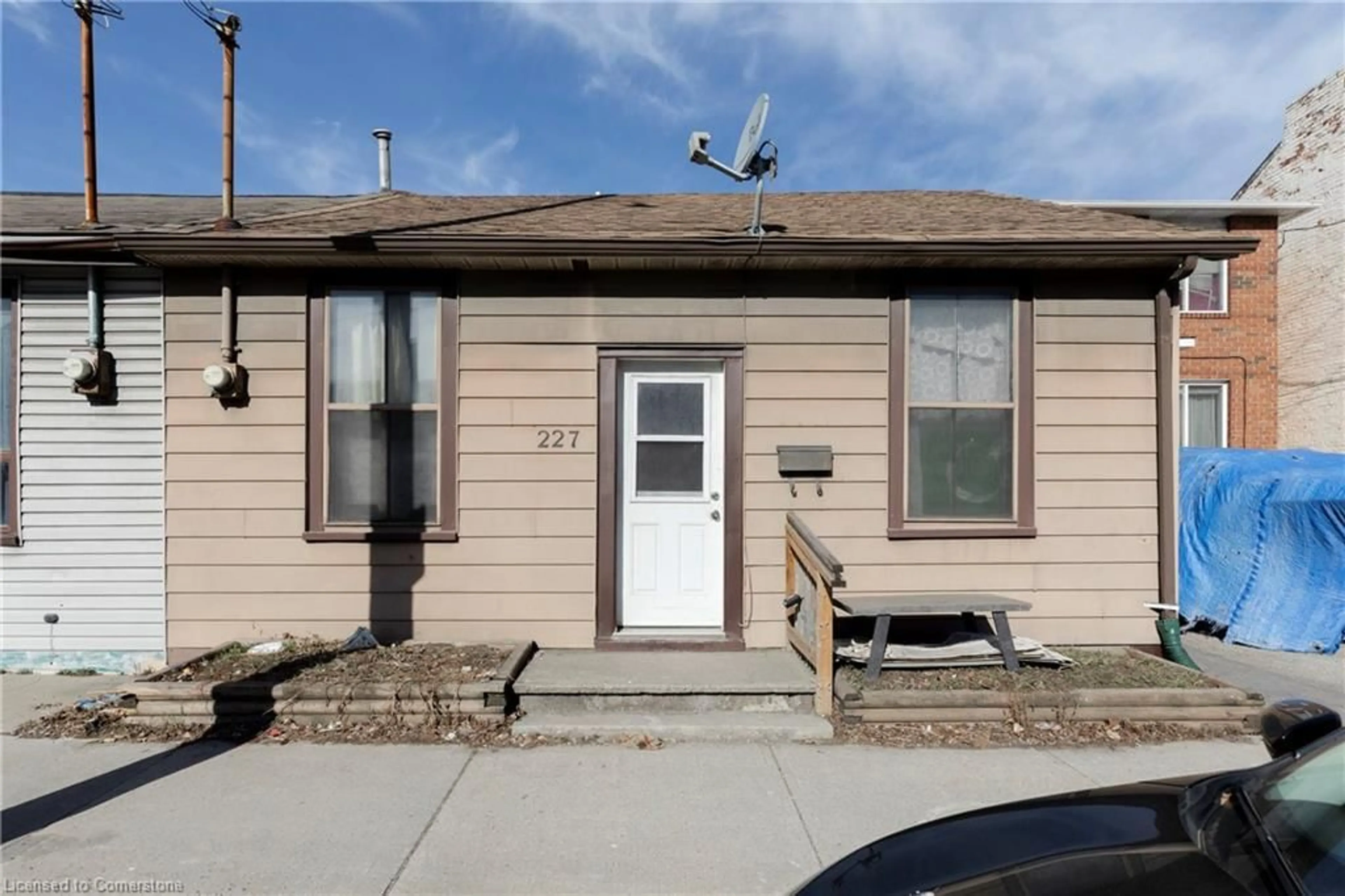 Home with vinyl exterior material, street for 227 Wellington St, Hamilton Ontario L8L 5A7