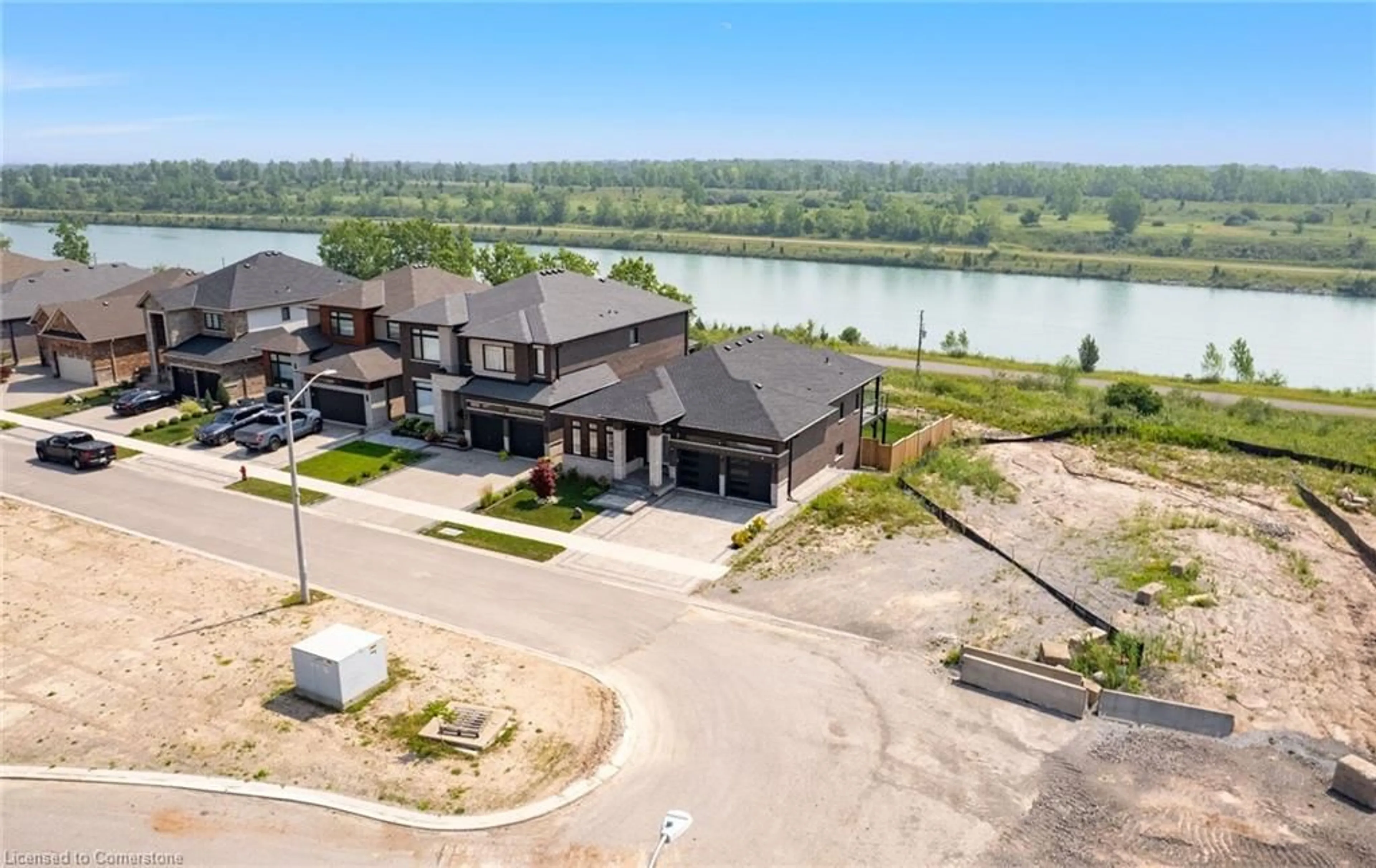 A pic from outside/outdoor area/front of a property/back of a property/a pic from drone, water/lake/river/ocean view for 296 Shoreview Dr, Welland Ontario L3B 0H3