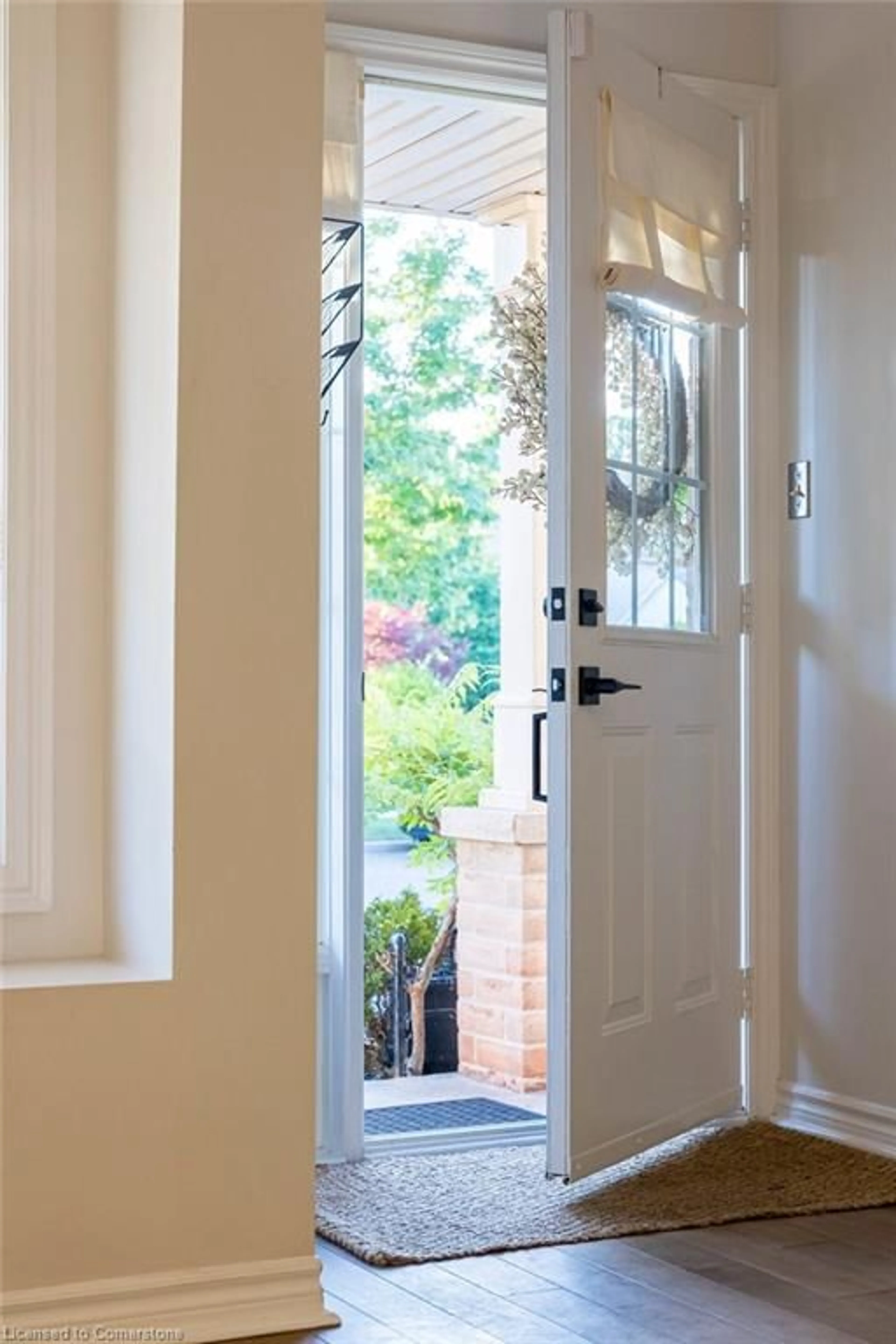 Indoor entryway for 2628 Armour Cres, Burlington Ontario L7M 5B1