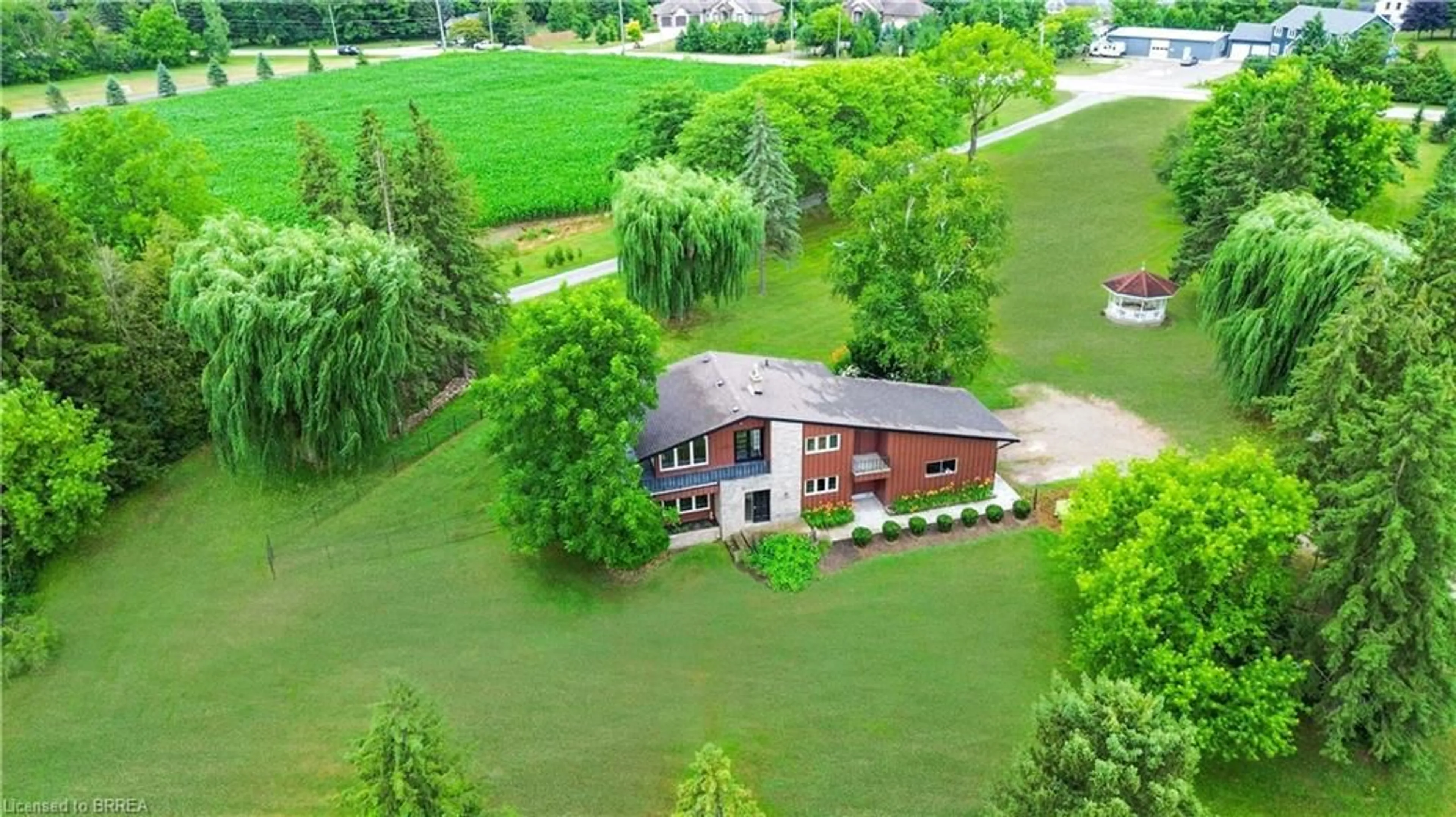 A pic from outside/outdoor area/front of a property/back of a property/a pic from drone, water/lake/river/ocean view for 138 Cockshutt Rd, Brantford Ontario N3T 5L6