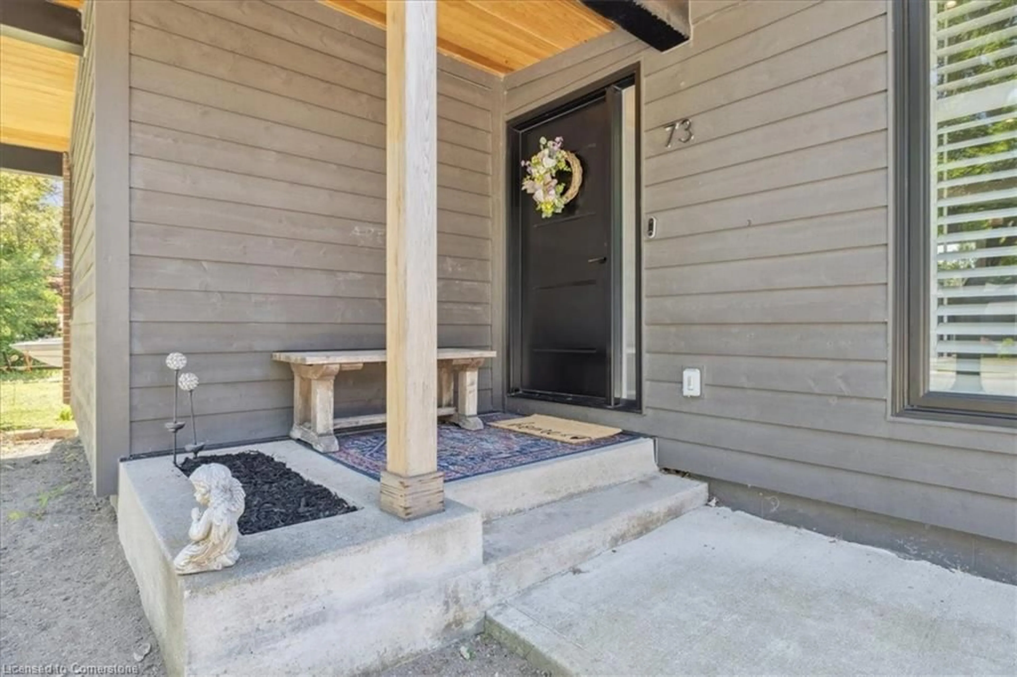 Indoor entryway for 73 Sanatorium Rd, Hamilton Ontario L9C 1T4
