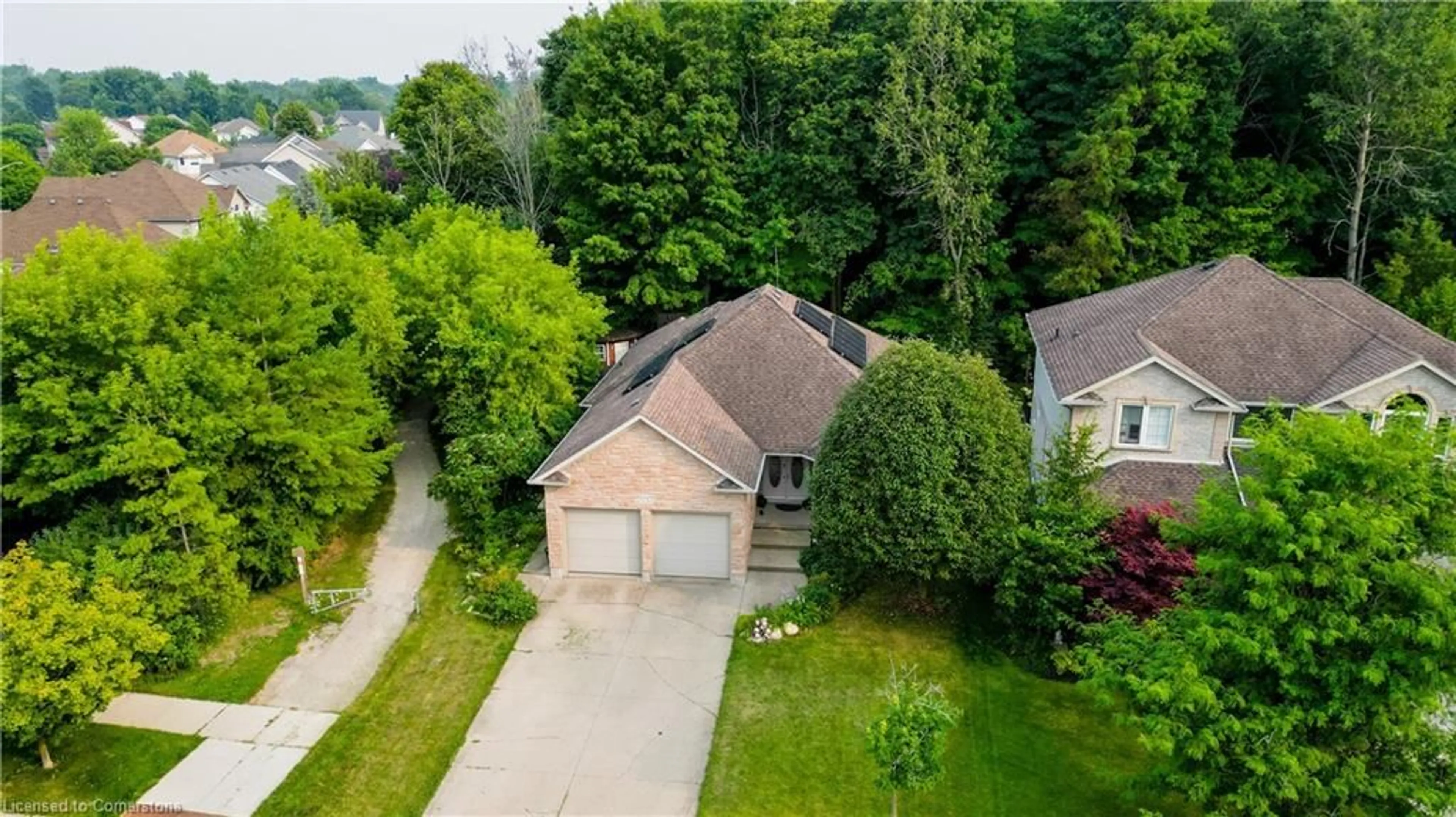 A pic from outside/outdoor area/front of a property/back of a property/a pic from drone, street for 444 Old Oak Dr, Waterloo Ontario N2T 2V8