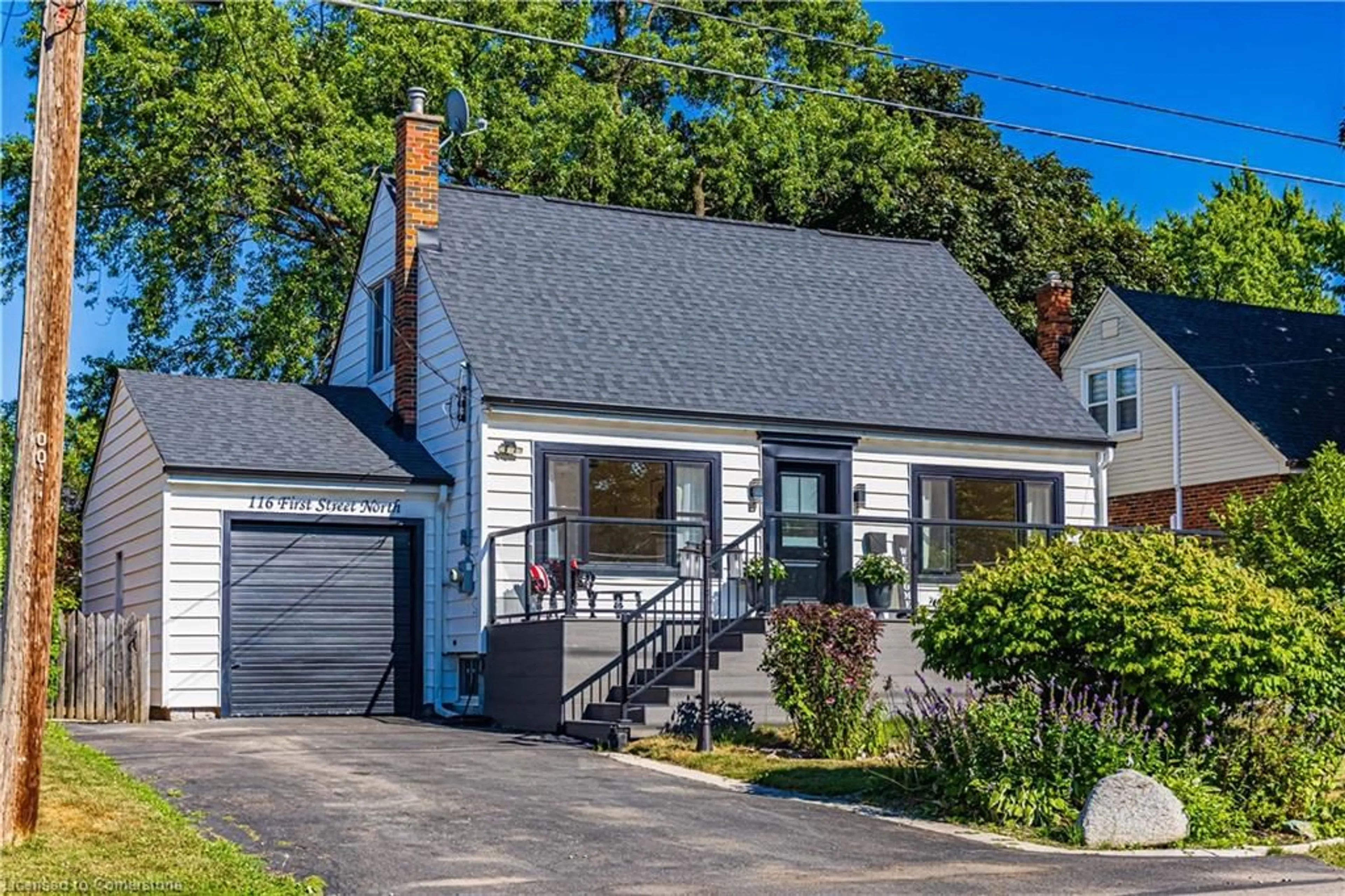Home with vinyl exterior material, street for 116 1st St, Stoney Creek Ontario L8G 1Y4