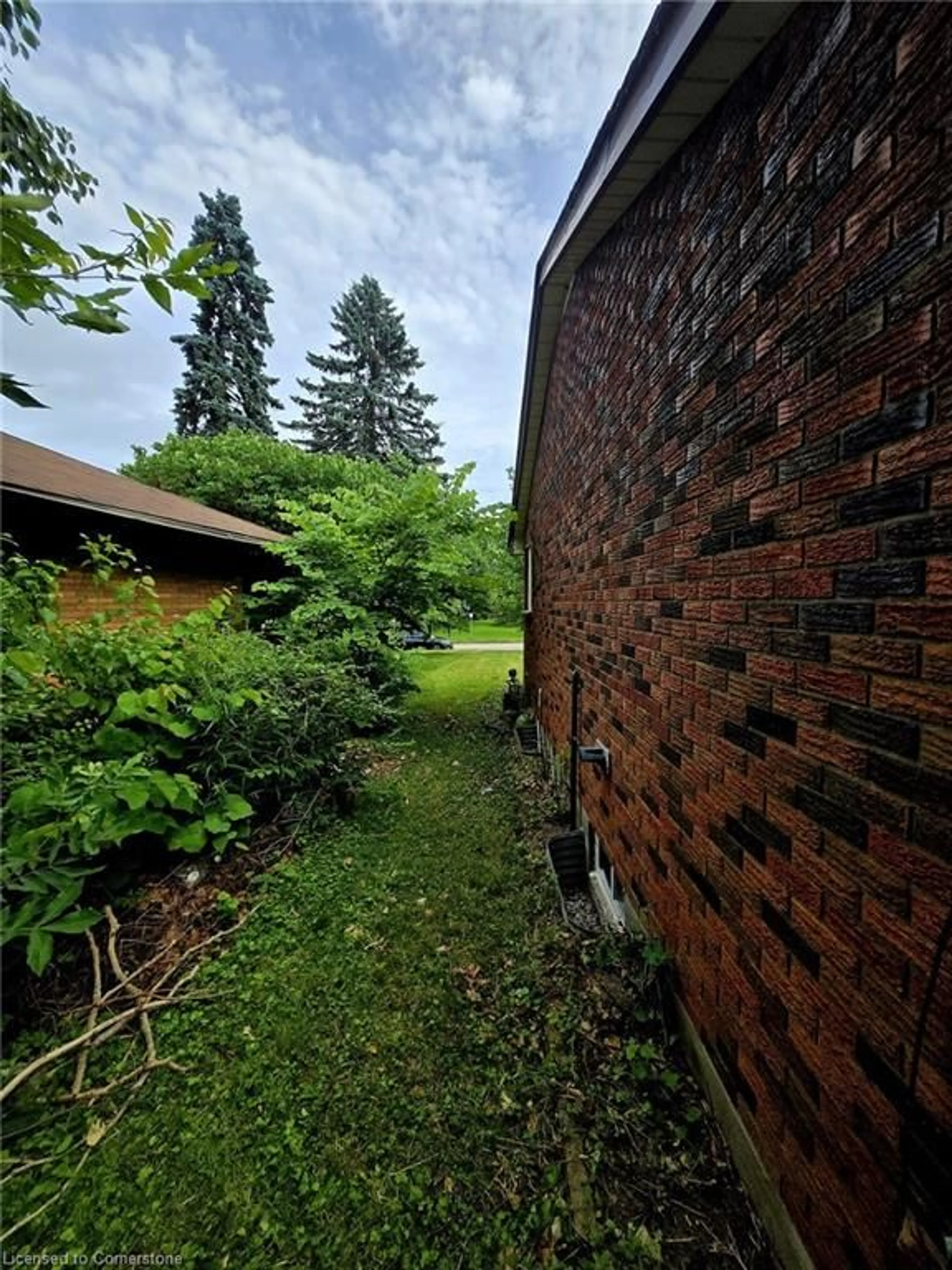 A pic from outside/outdoor area/front of a property/back of a property/a pic from drone, unknown for 291 Neville Dr, London Ontario N6G 1C2
