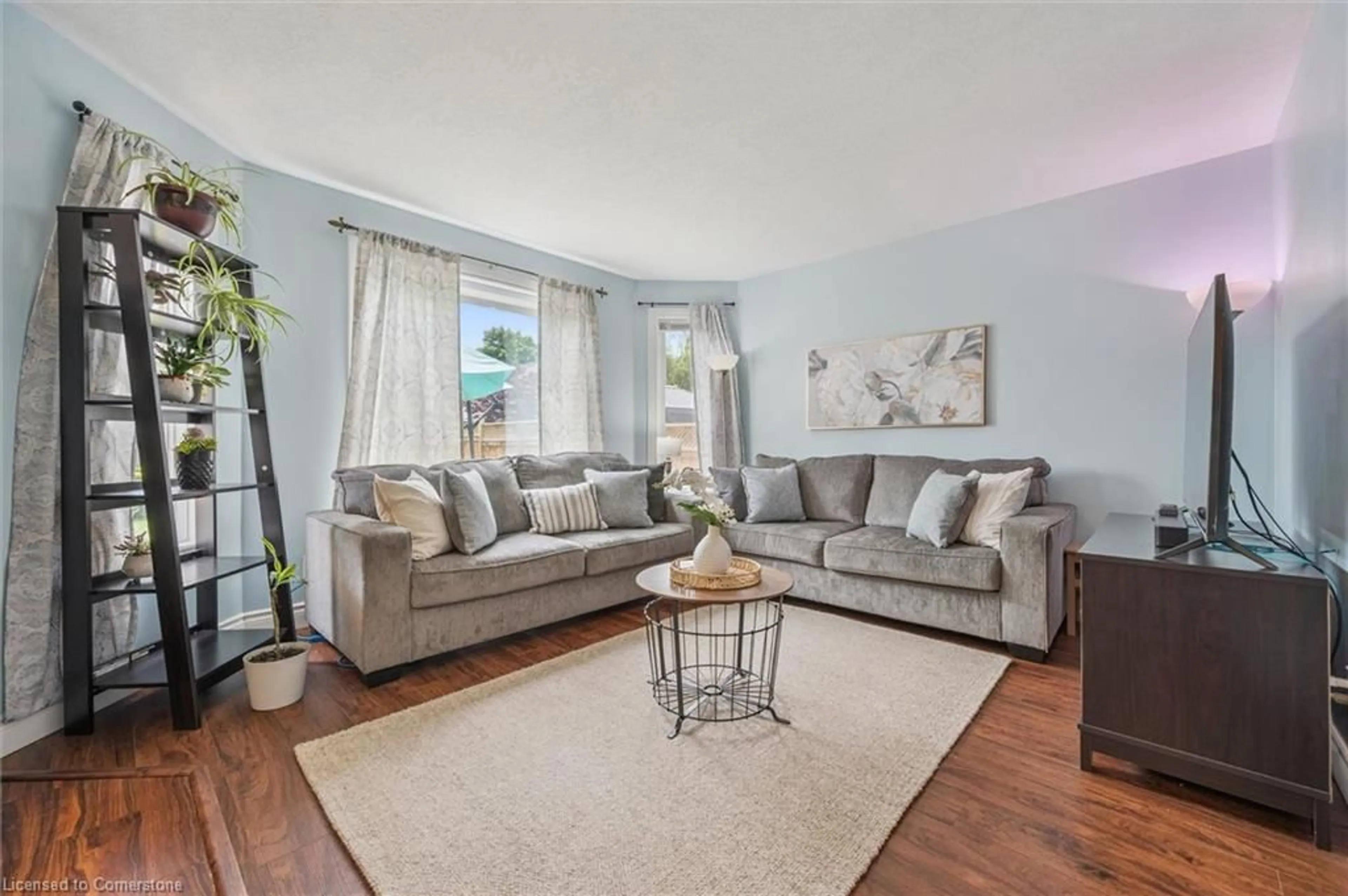 Living room with furniture, unknown for 224 Pineland Crt, Waterloo Ontario N2T 2S3