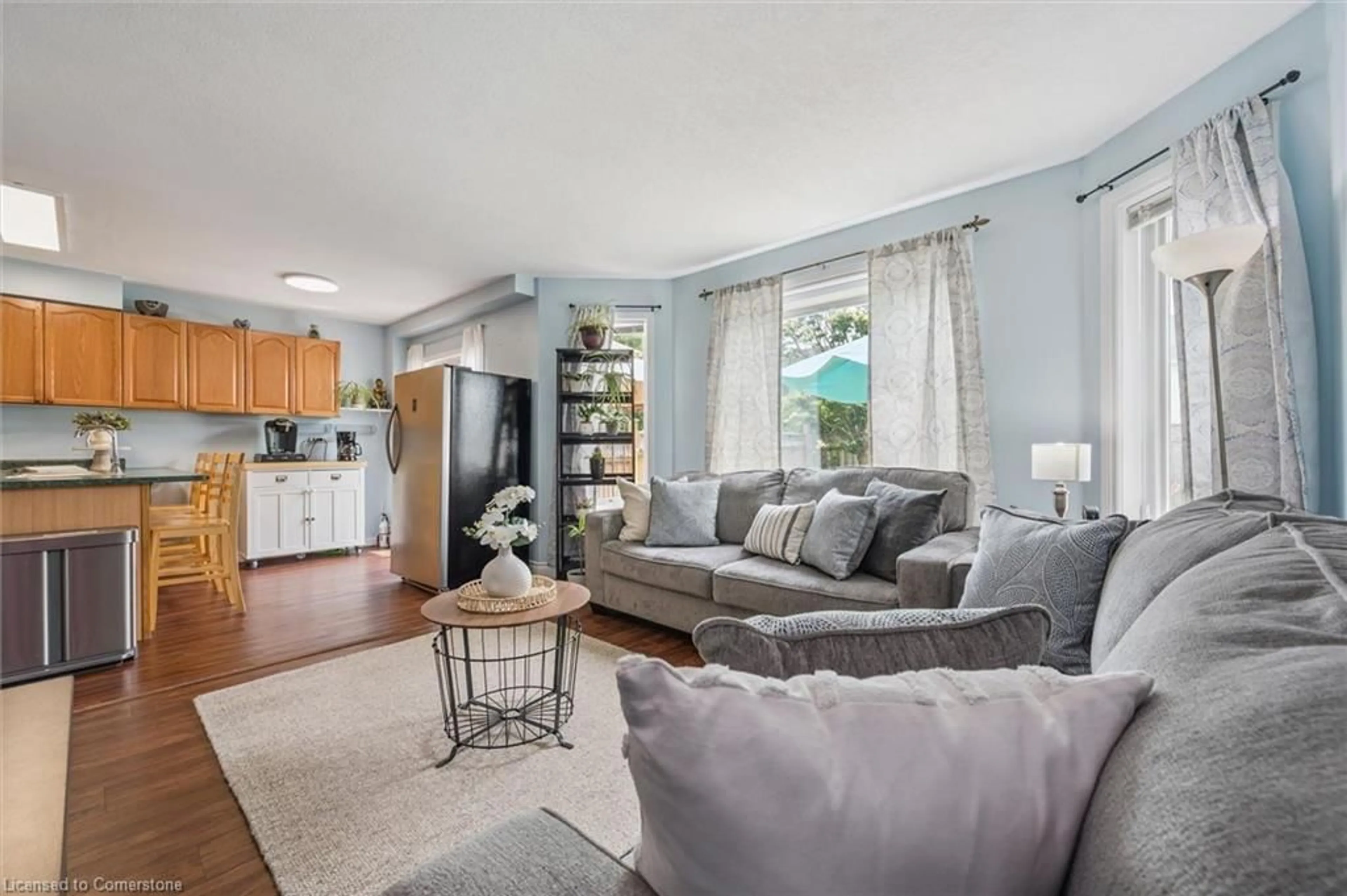 Living room with furniture, unknown for 224 Pineland Crt, Waterloo Ontario N2T 2S3