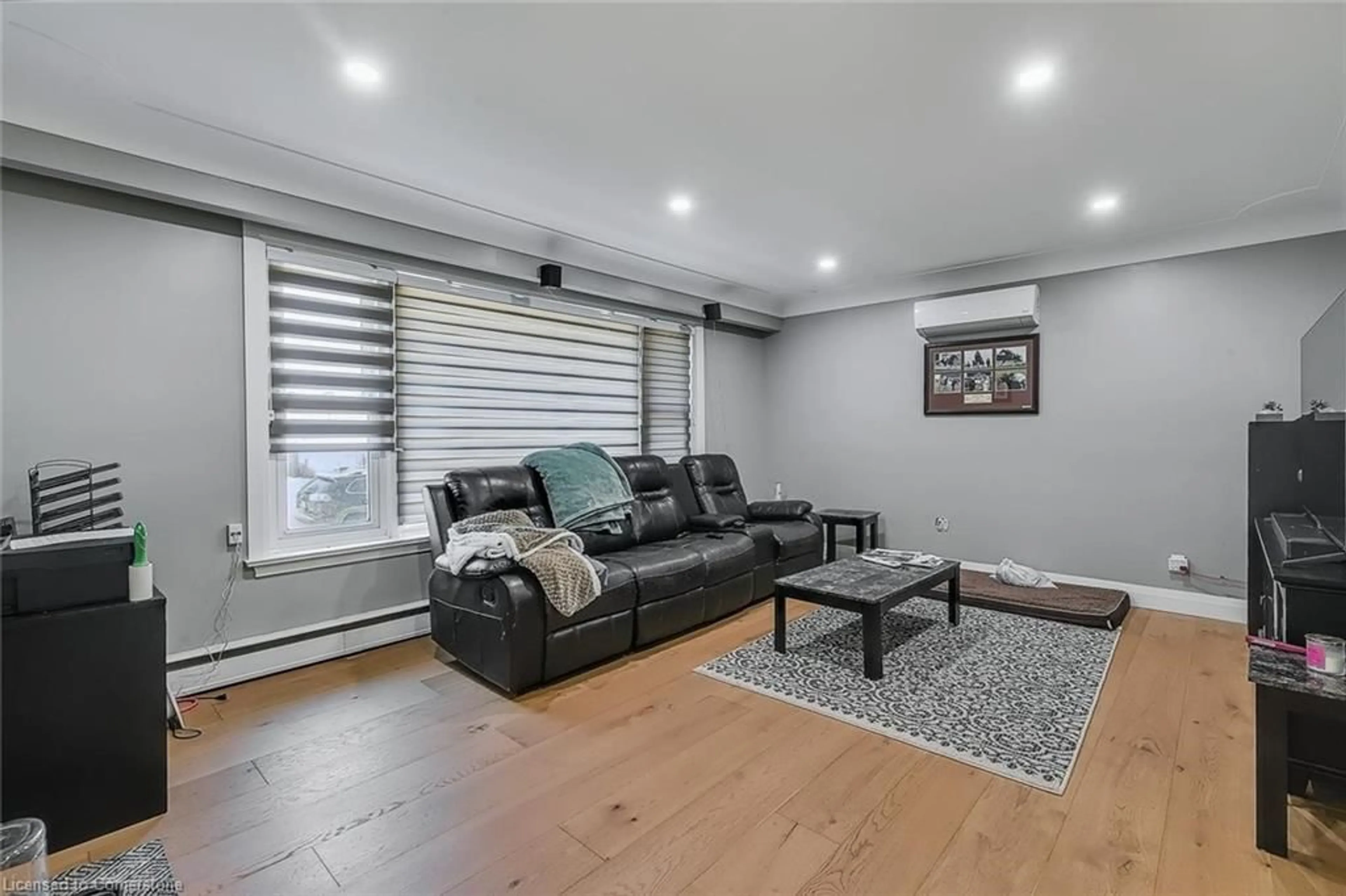 Living room with furniture, wood/laminate floor for 620 North St, Cambridge Ontario N3H 1G7