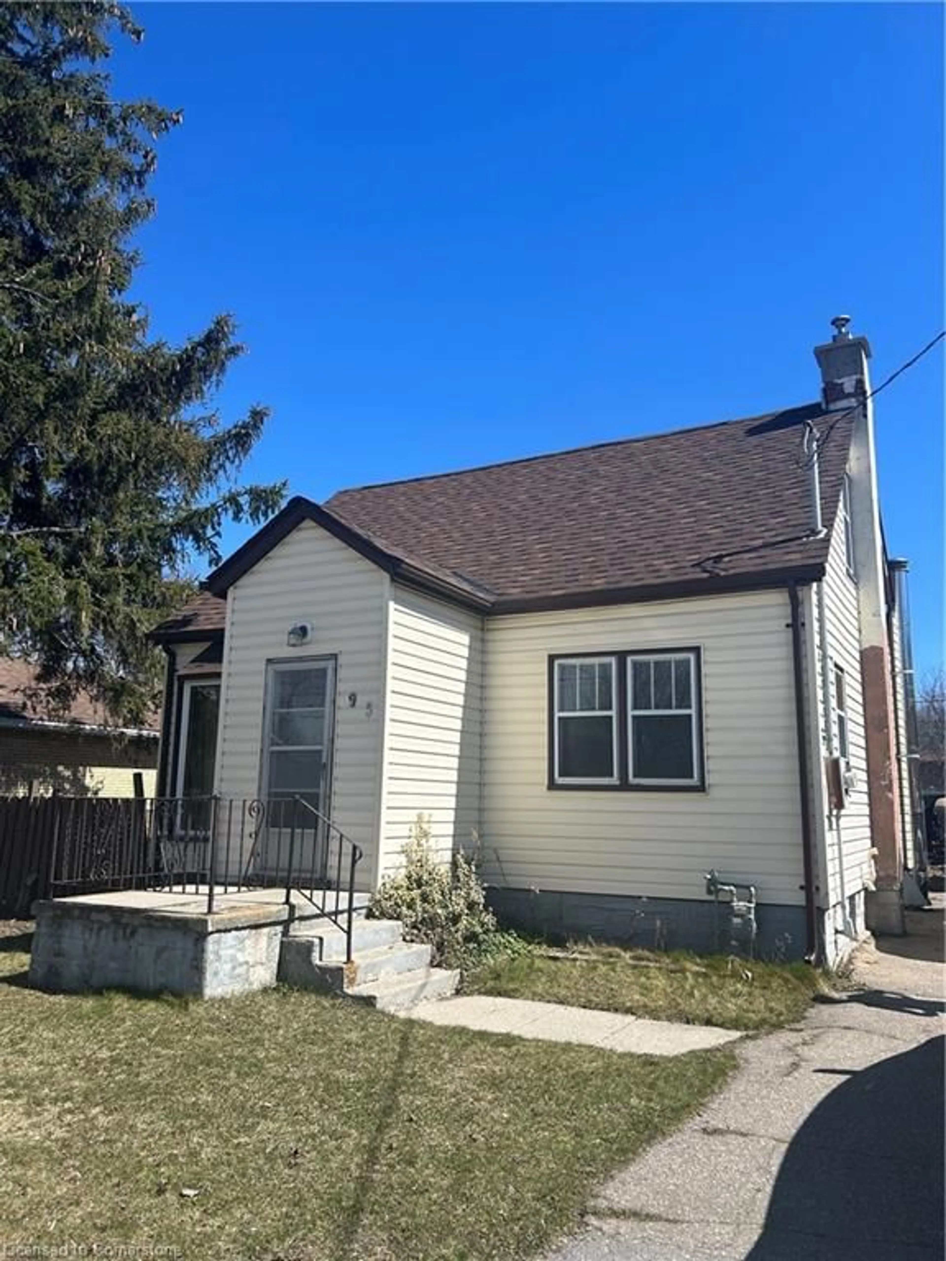 Home with vinyl exterior material, street for 95 Franklin St, Kitchener Ontario N2A 1Y1