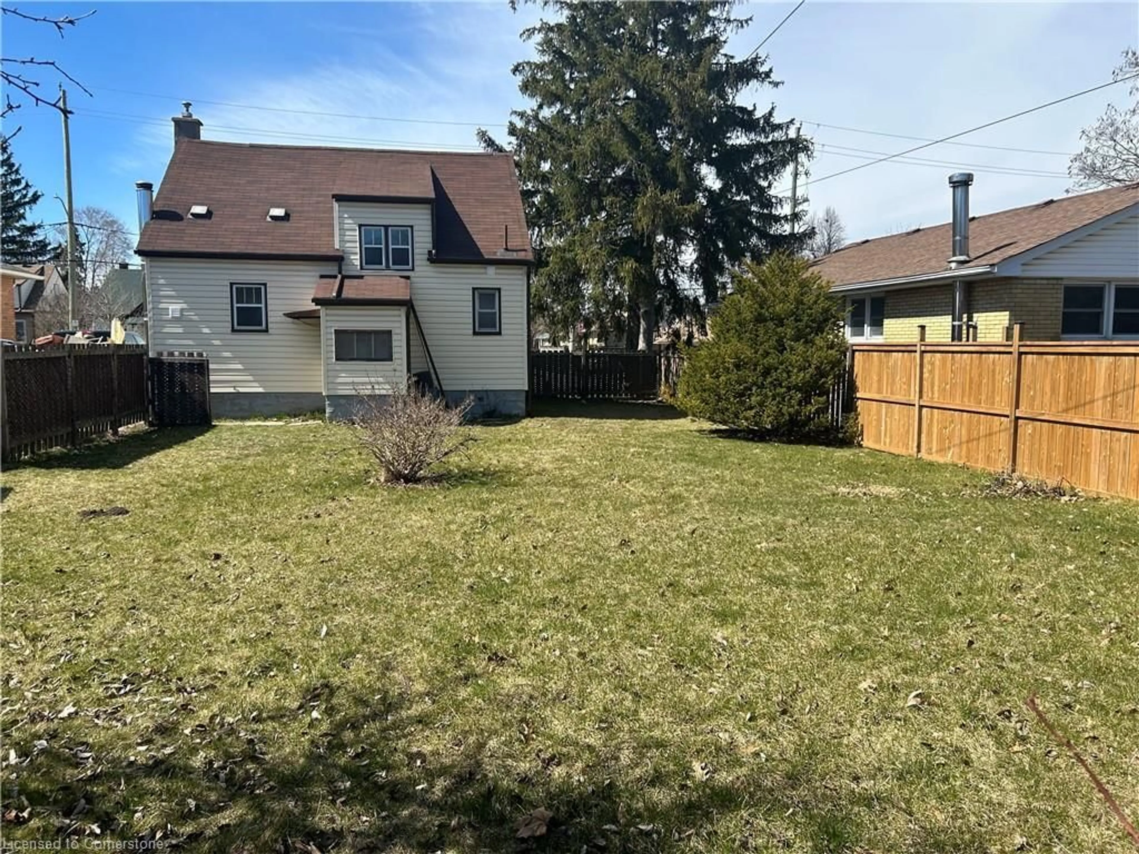 A pic from outside/outdoor area/front of a property/back of a property/a pic from drone, street for 95 Franklin St, Kitchener Ontario N2A 1Y1