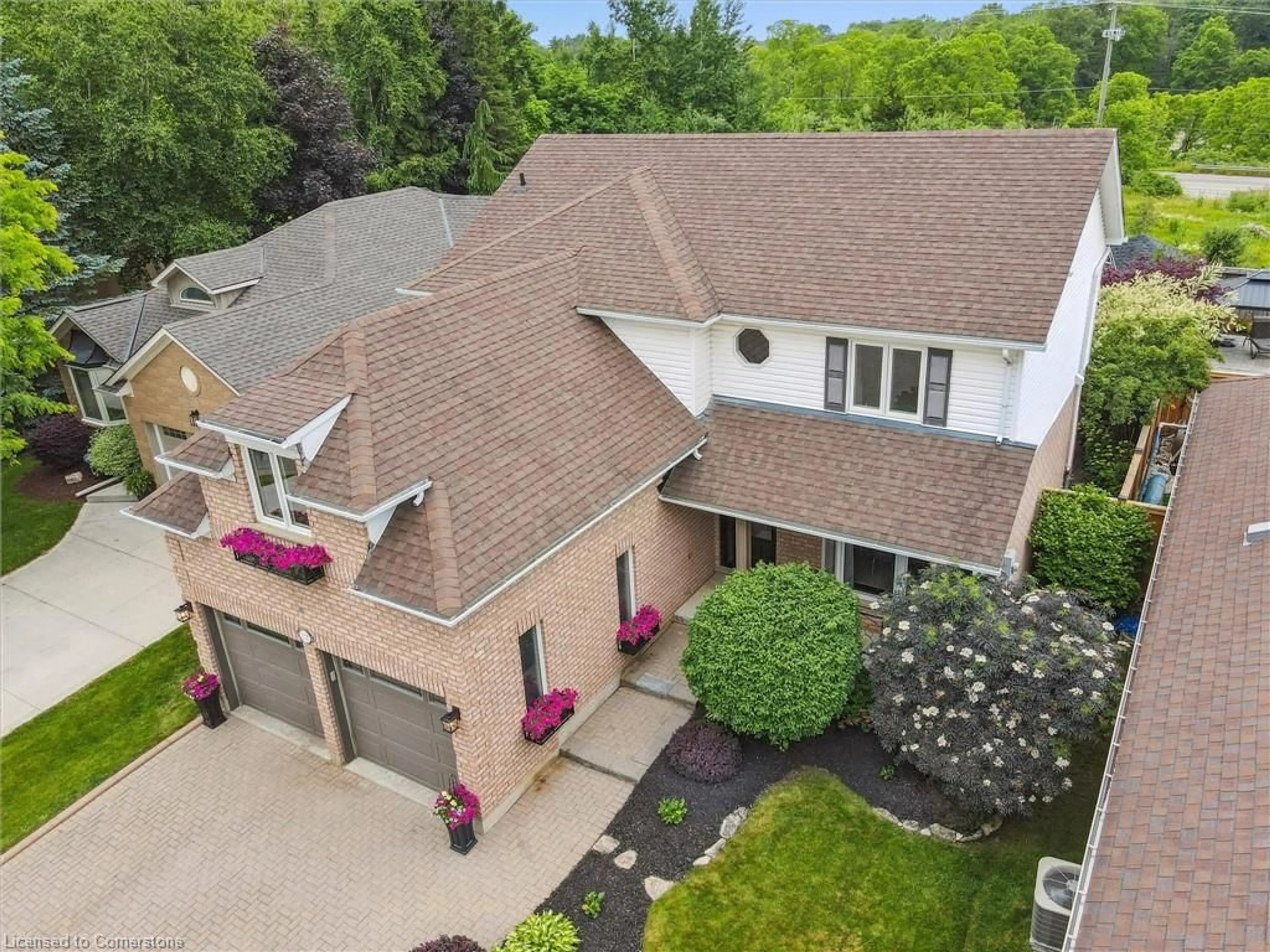A pic from outside/outdoor area/front of a property/back of a property/a pic from drone, street for 12 Sullivan Crt, Cambridge Ontario N1S 5A4