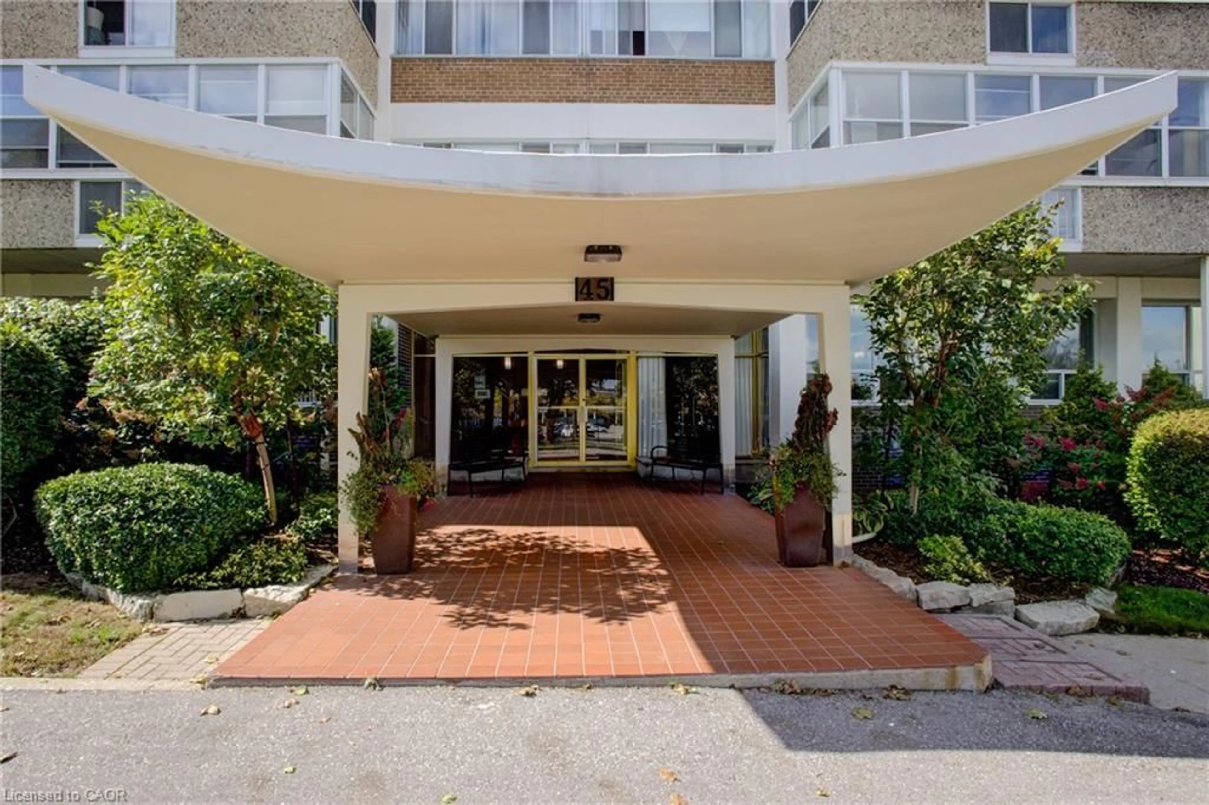 Indoor foyer for 45 Westmount Rd #103, Waterloo Ontario N2L 2R3