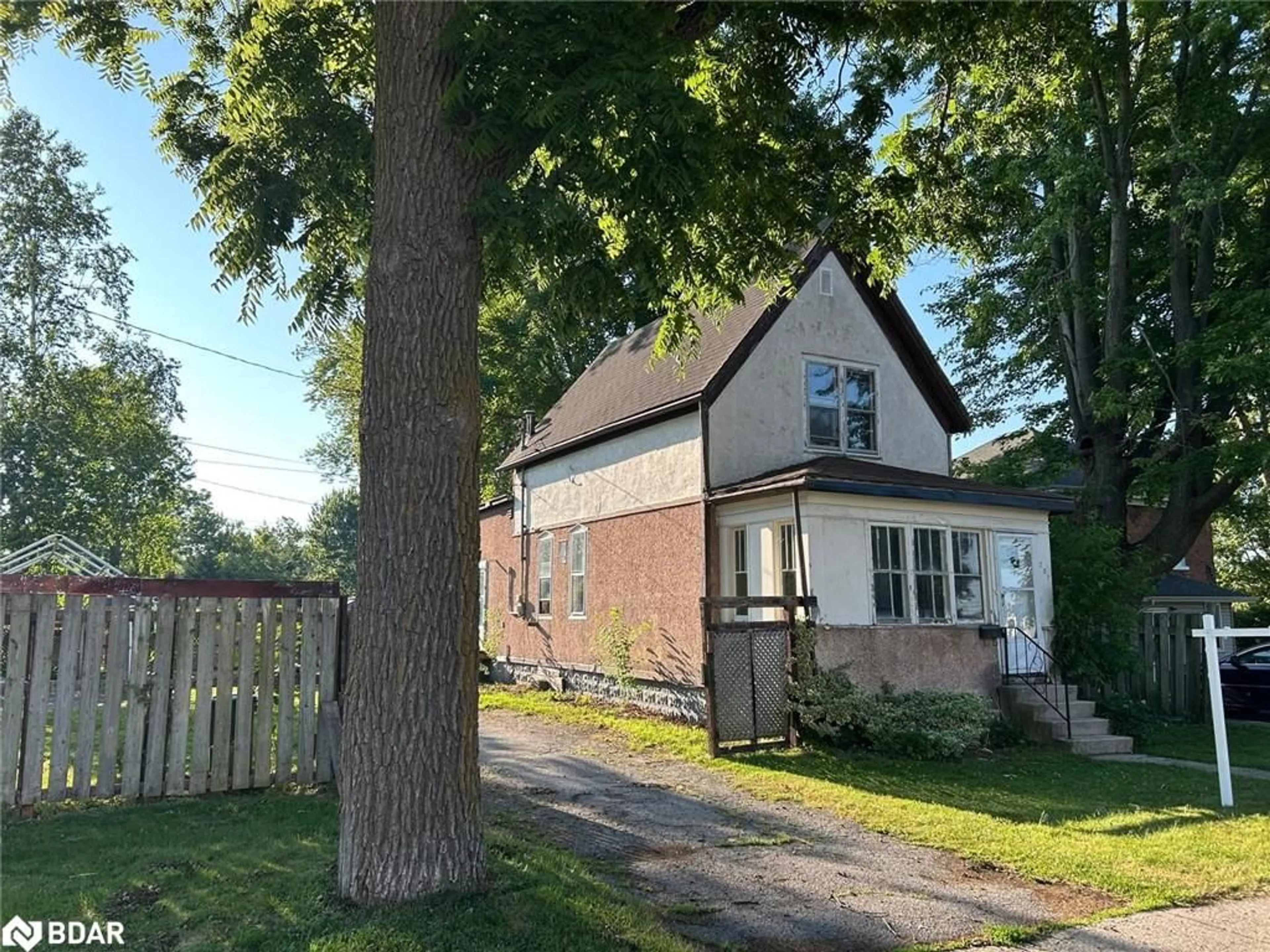 A pic from outside/outdoor area/front of a property/back of a property/a pic from drone, street for 207 Tamarac St, Dunnville Ontario N1A 2C5
